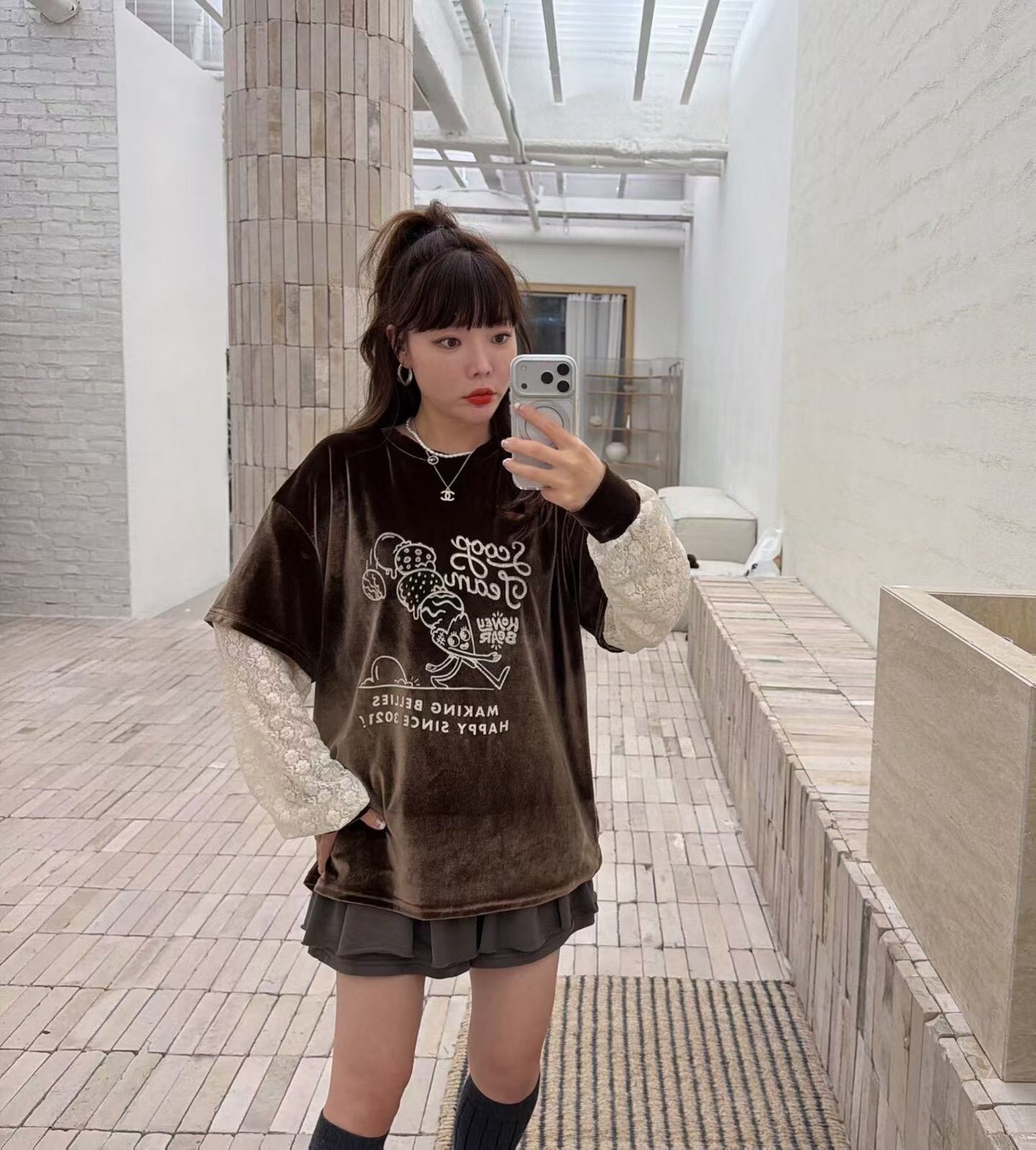 絲絨拚蕾絲袖上衣