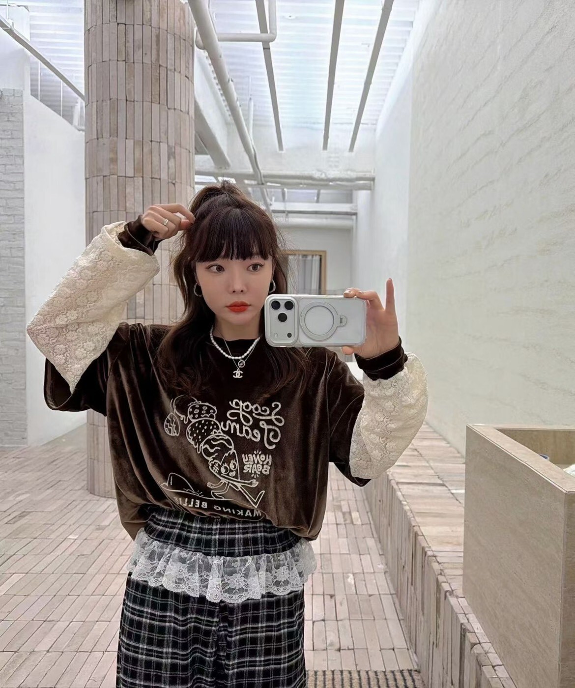 絲絨拚蕾絲袖上衣