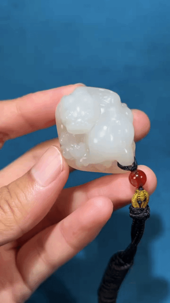 1024223 和田玉籽料貔貅納福