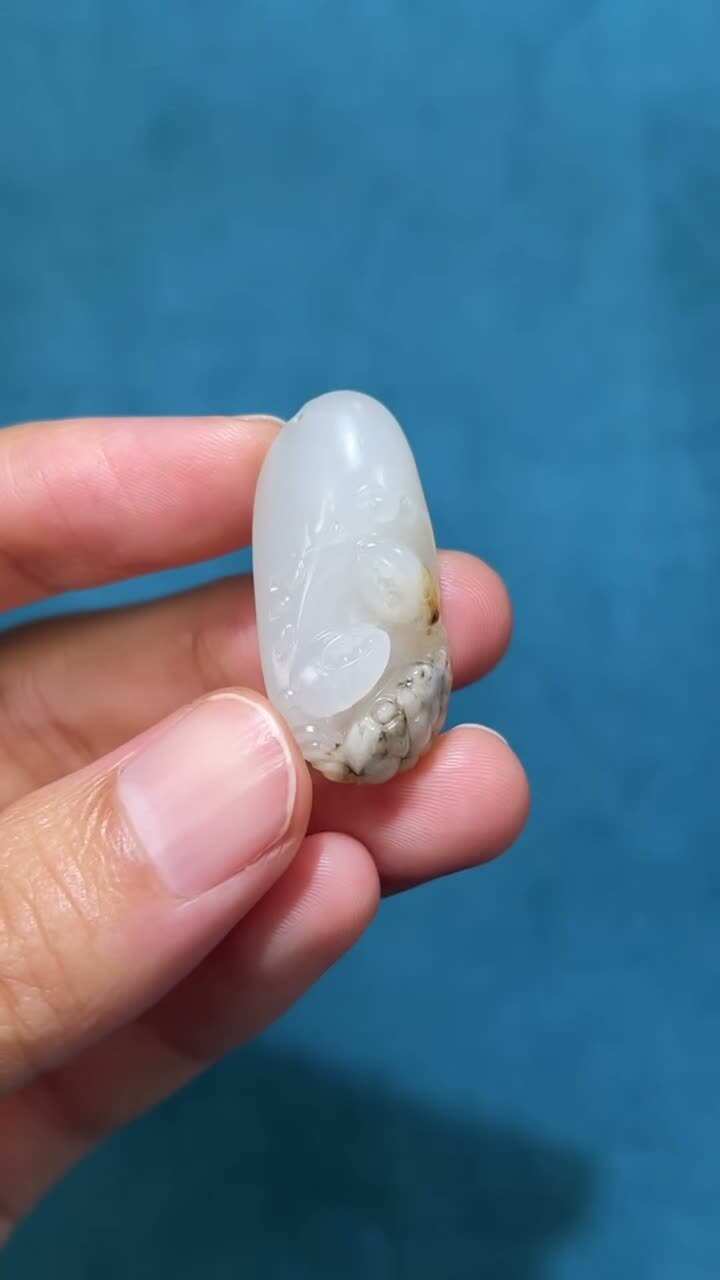 1024224 和田玉籽料八方來財