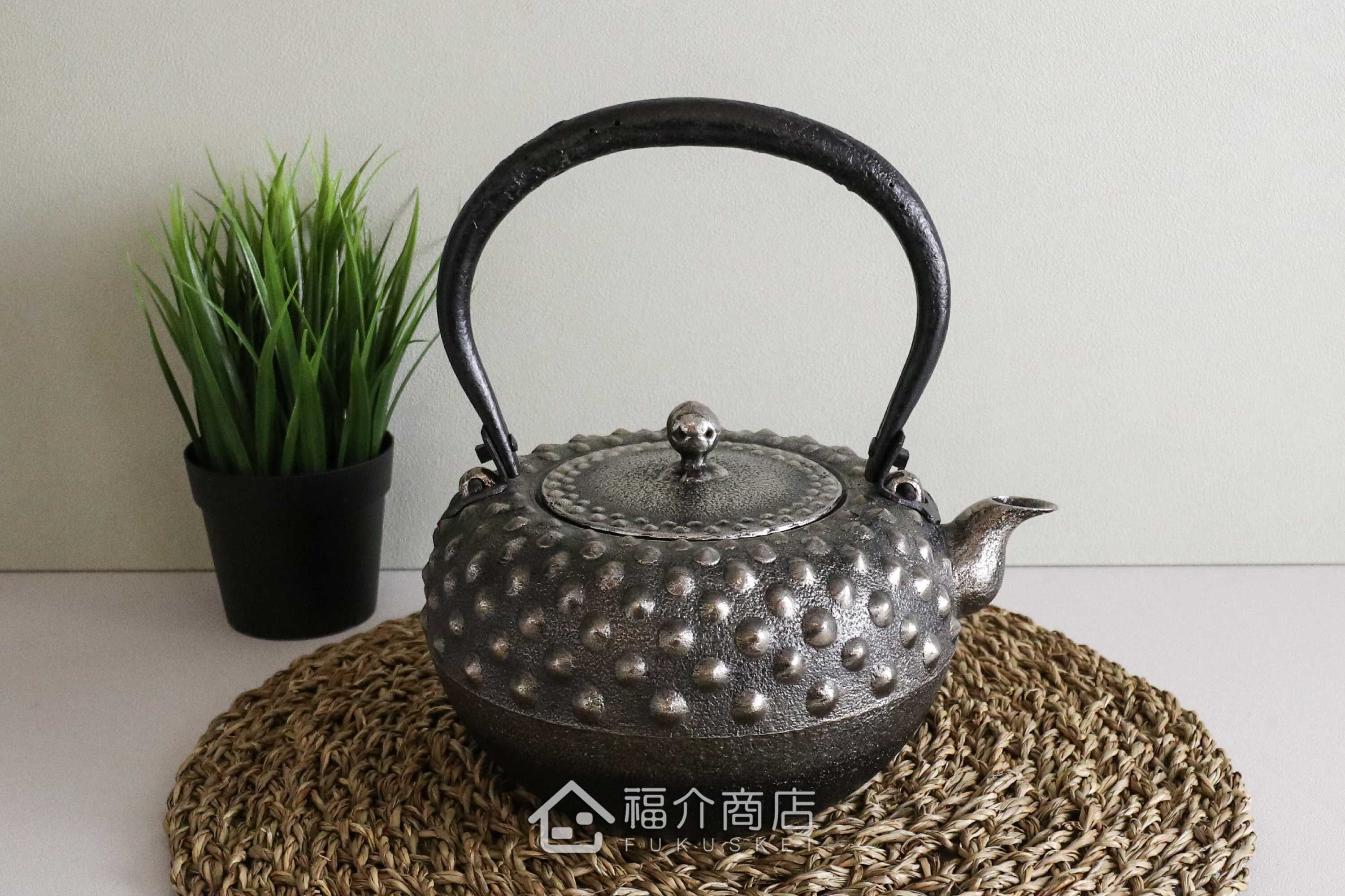 煮水泡茶用的日本製南部鐵器砂鐵壺