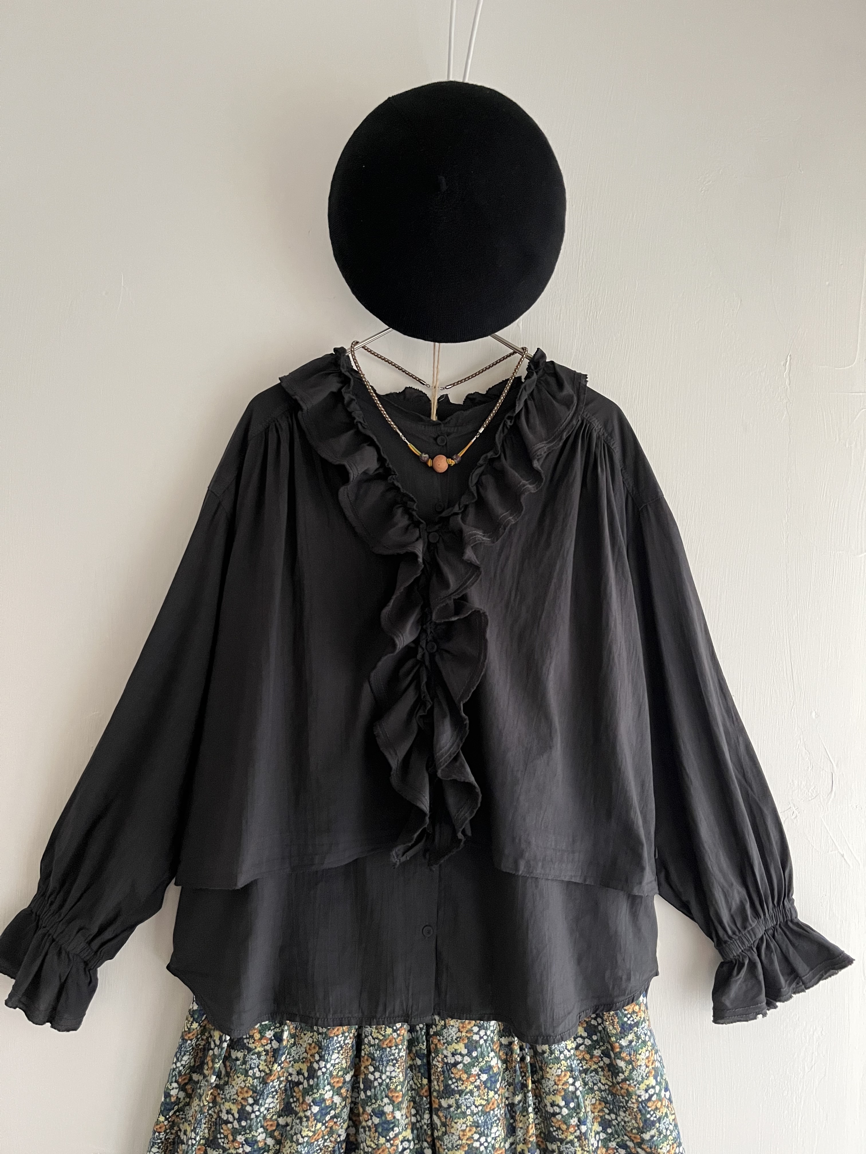 tumugu:黑色ruffle領top