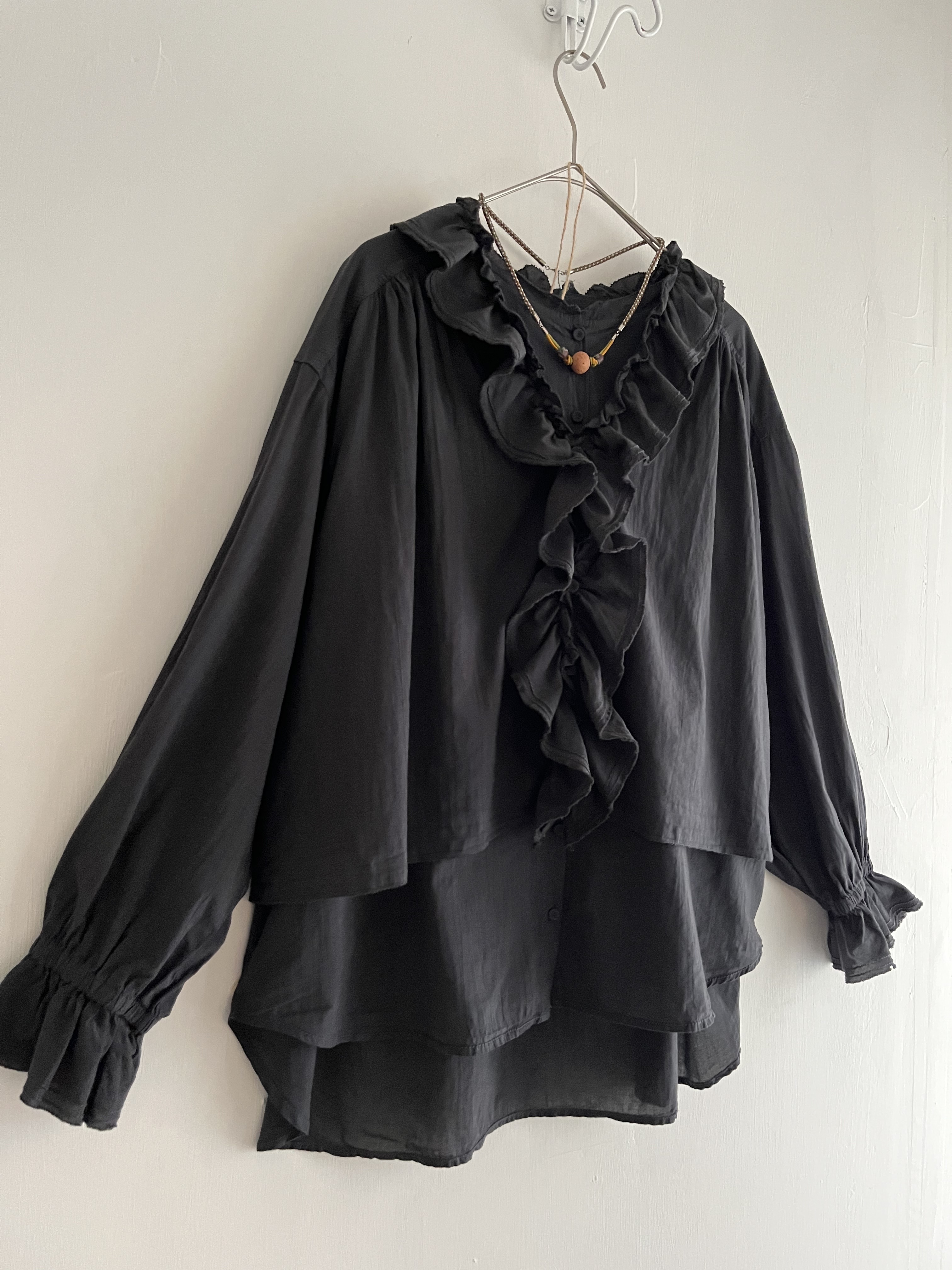 tumugu:黑色ruffle領top