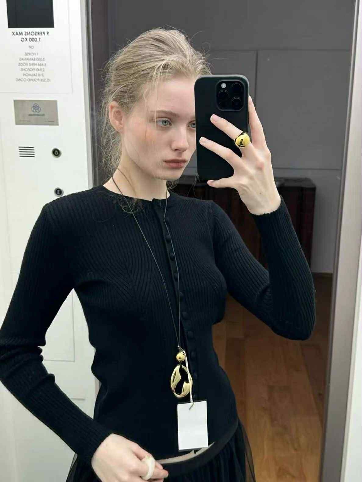 QC17 修身包釦細坑條針織上衣