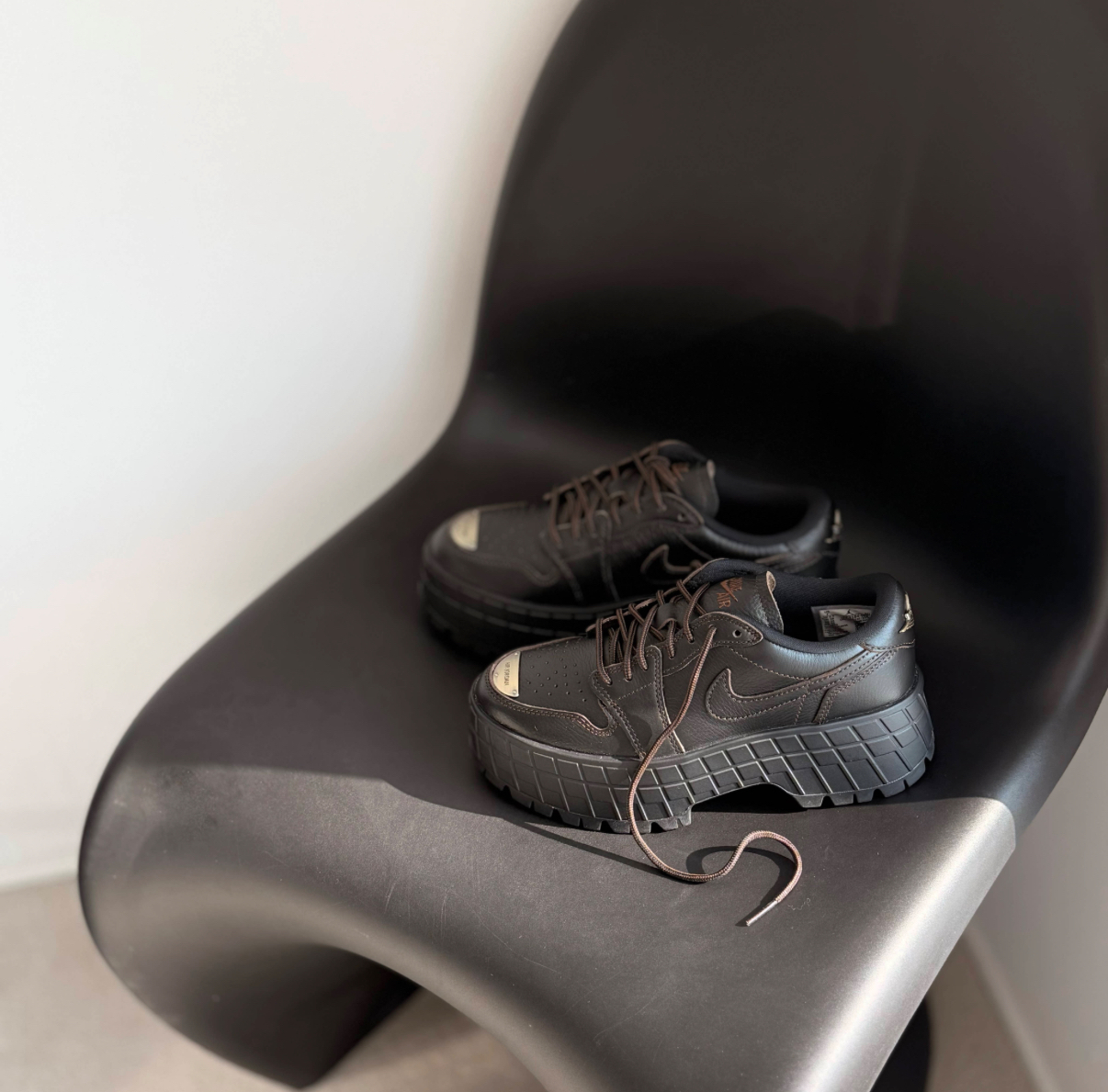 Nike Air Jordan 1 Brooklyn 全黑 全黑外縫線 黑金色 黑色 棕色縫線 厚底 皮革 女款 HF3184-002/預購