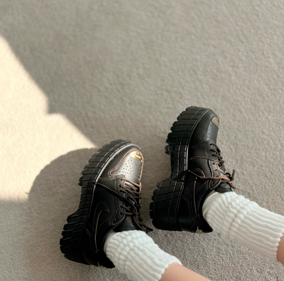 Nike Air Jordan 1 Brooklyn 全黑 全黑外縫線 黑金色 黑色 棕色縫線 厚底 皮革 女款 HF3184-002/預購