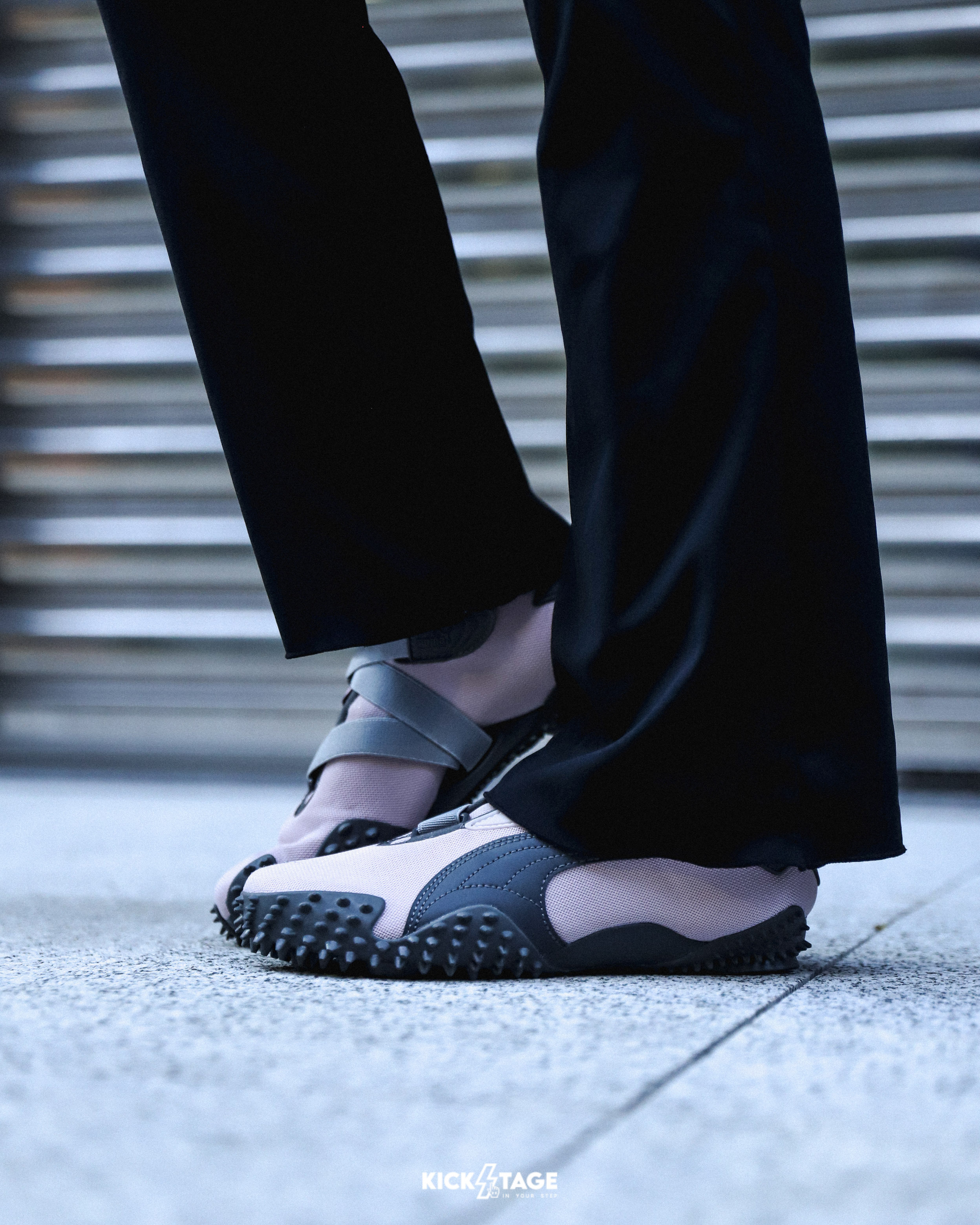 男女鞋 PUMA MOSTRO OG PERF 粉灰 王淨同款 武術 魔鬼氈 鞋釘 皮革 復古 休閒 賽車鞋【403206-02】