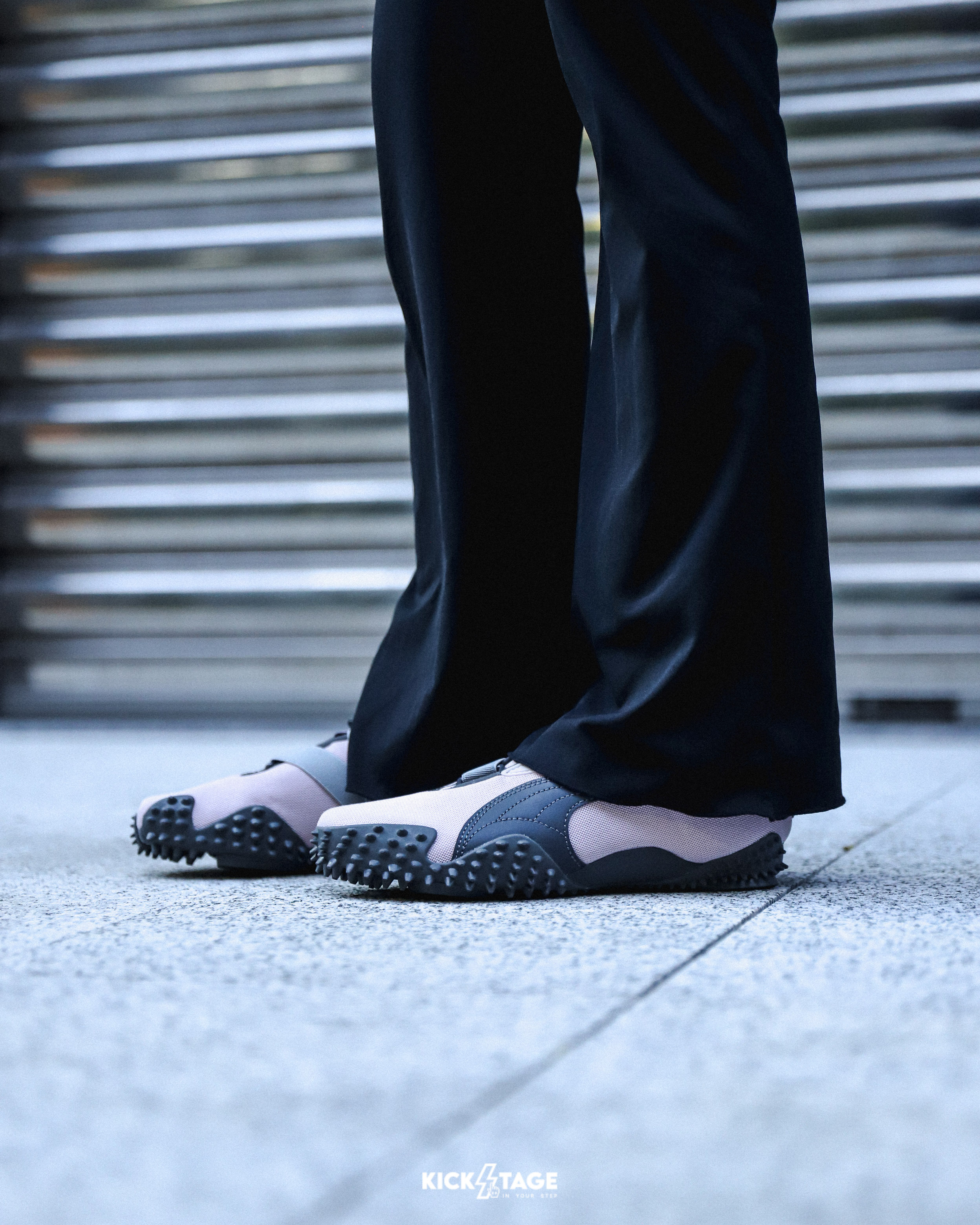 男女鞋 PUMA MOSTRO OG PERF 粉灰 王淨同款 武術 魔鬼氈 鞋釘 皮革 復古 休閒 賽車鞋【403206-02】