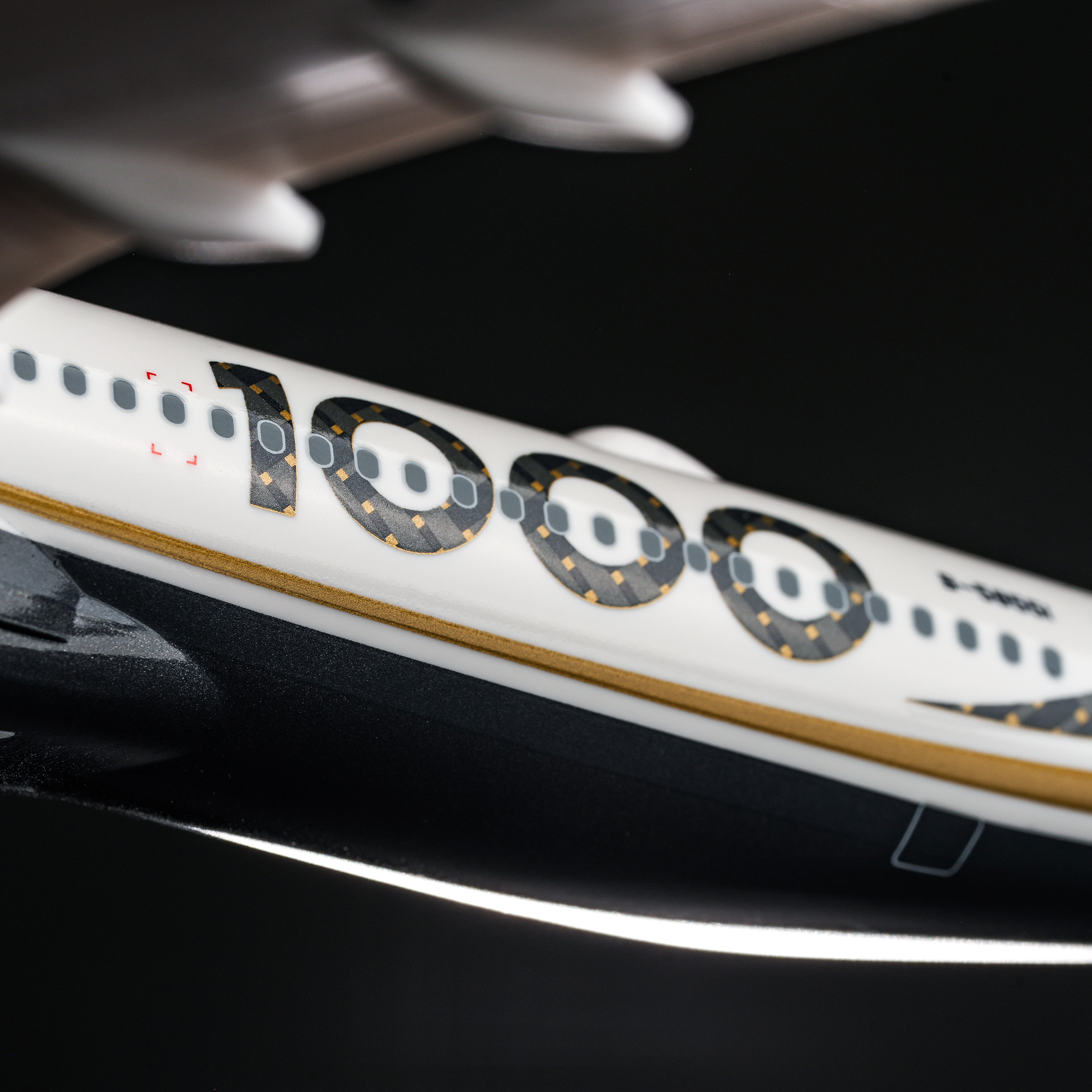 STARLUX | A350-1000 1:200 Aircraft Model Carbon Fiber