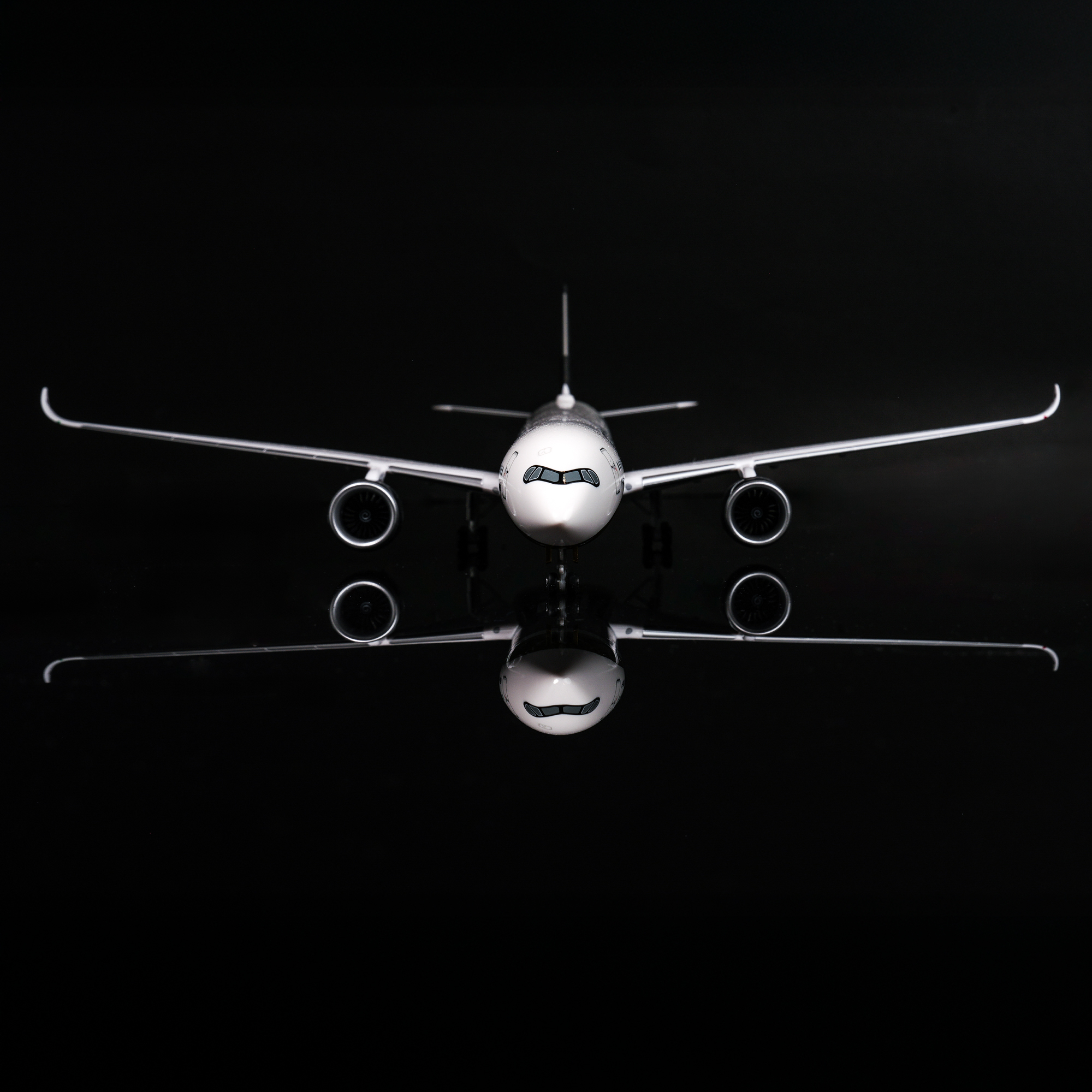 STARLUX | A350-1000 1:200 Aircraft Model Carbon Fiber