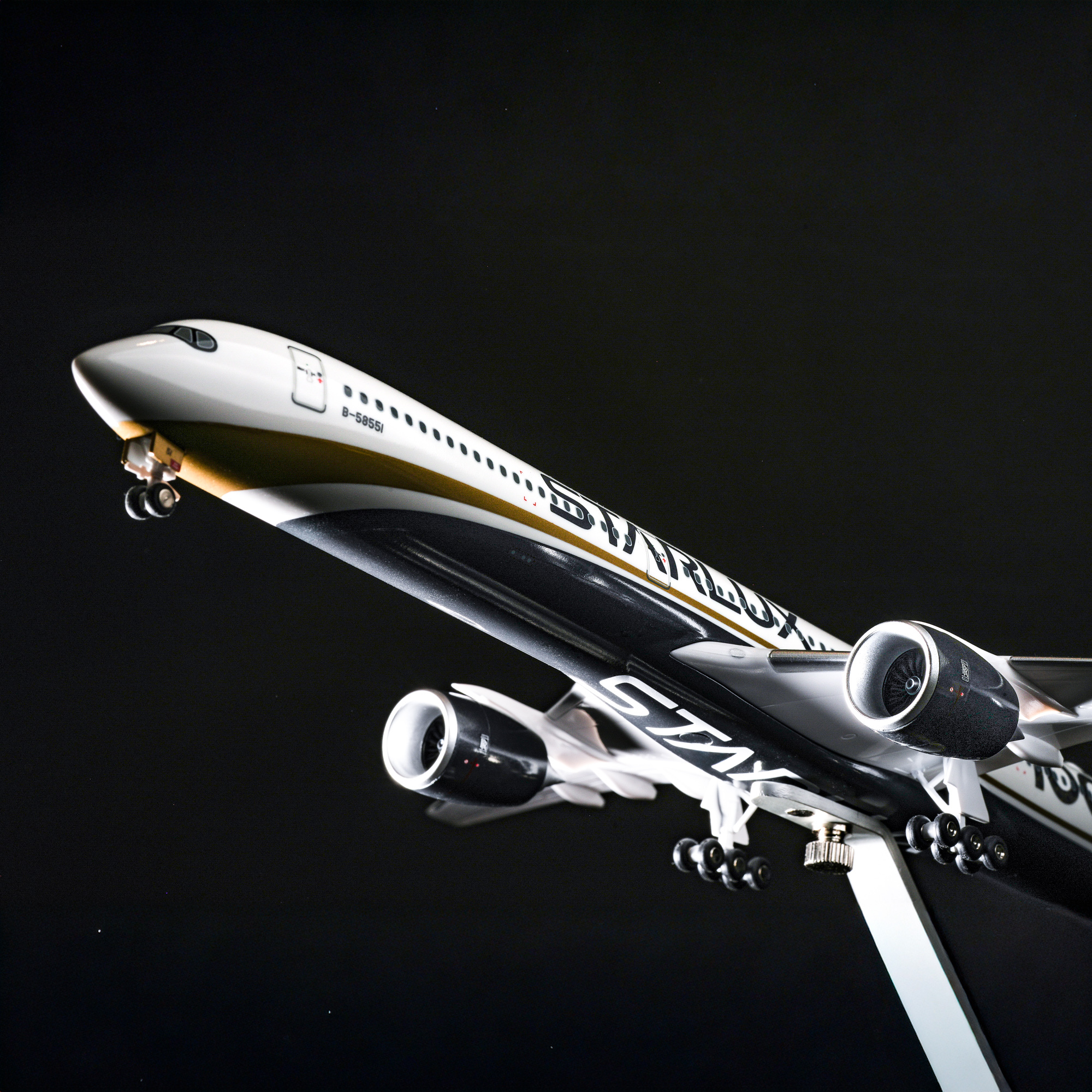 STARLUX | A350-1000 1:200 飛機模型 碳纖維塗裝 (B-58551)