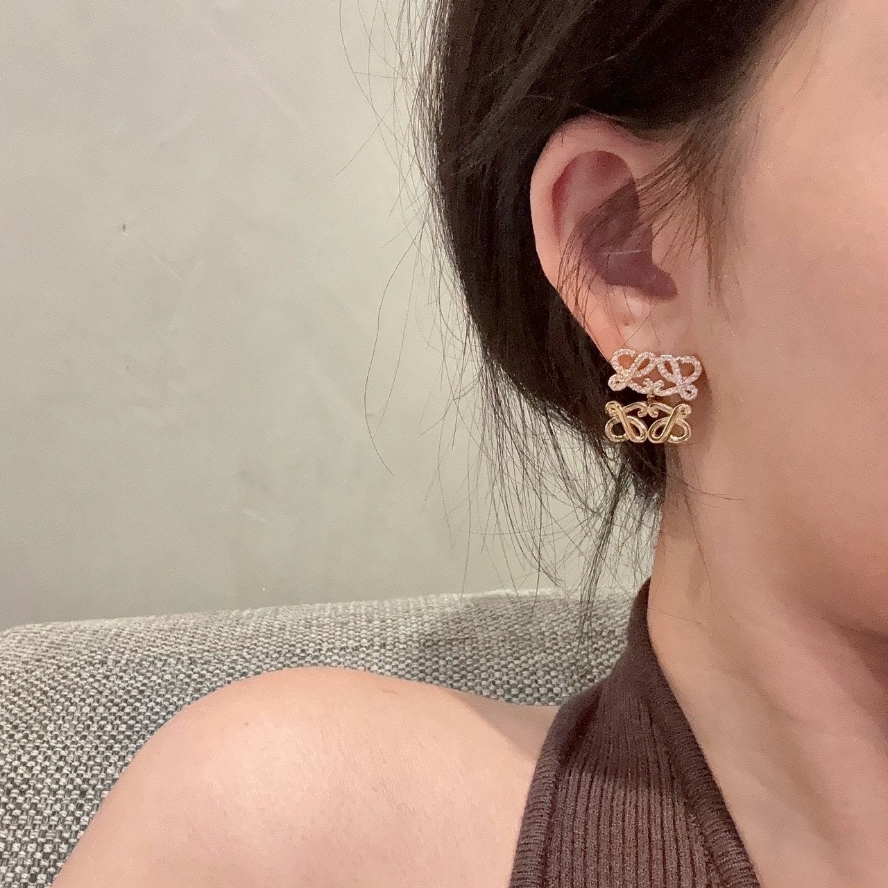 Lo”經典花紋半鑽一款兩戴”後釦式耳釘