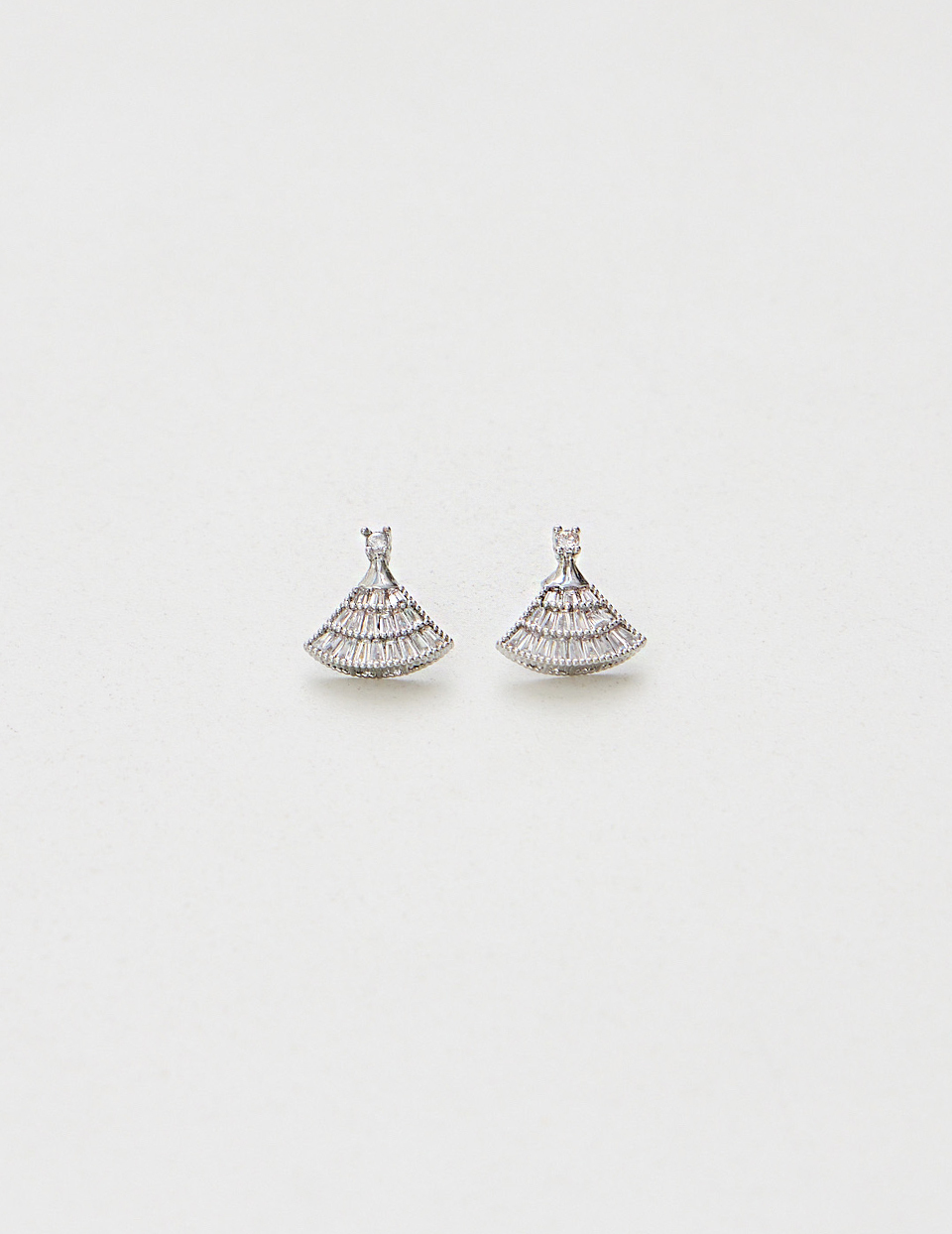 滿鑽扇片。針式耳環