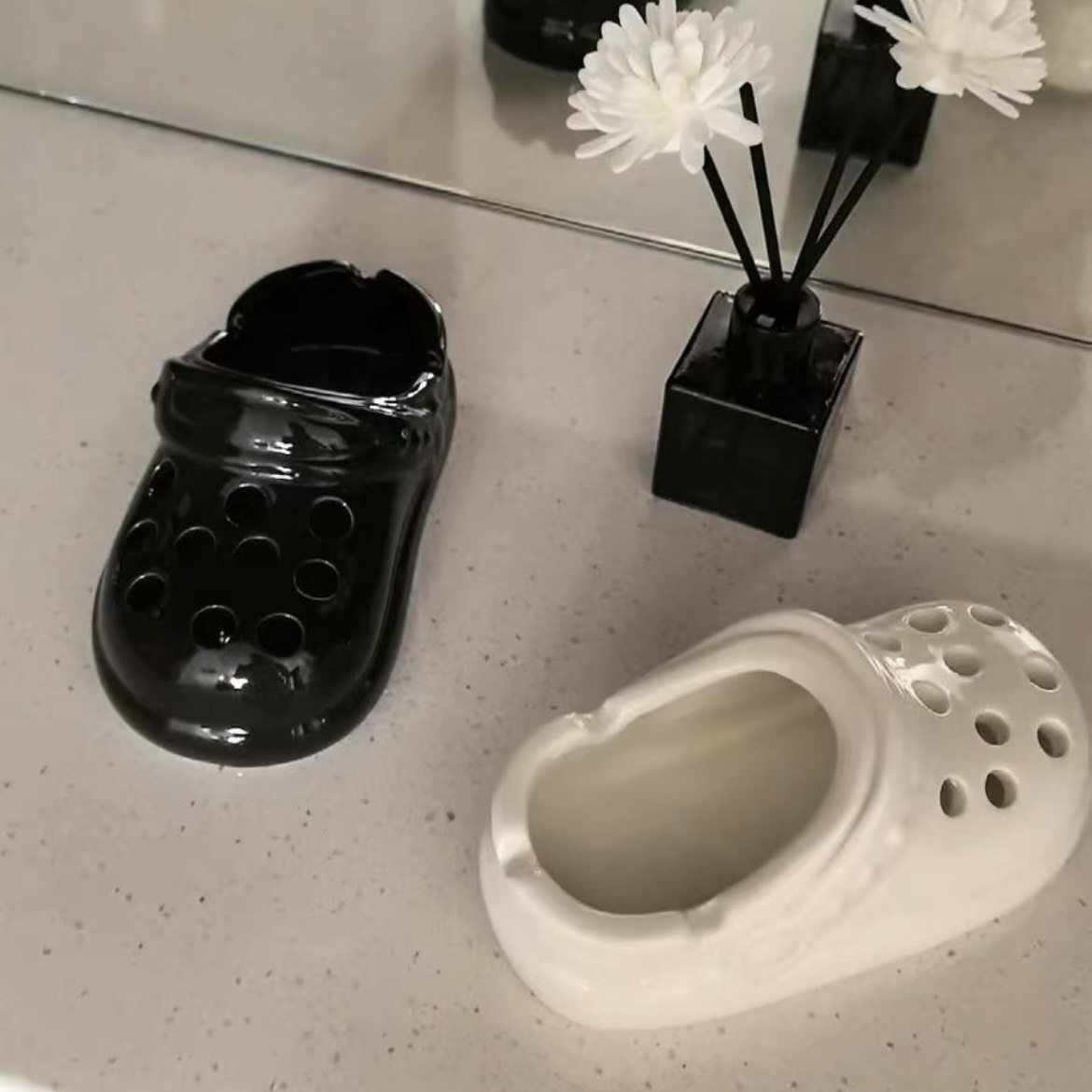 洞洞鞋 陶瓷煙灰缸 ashtray
