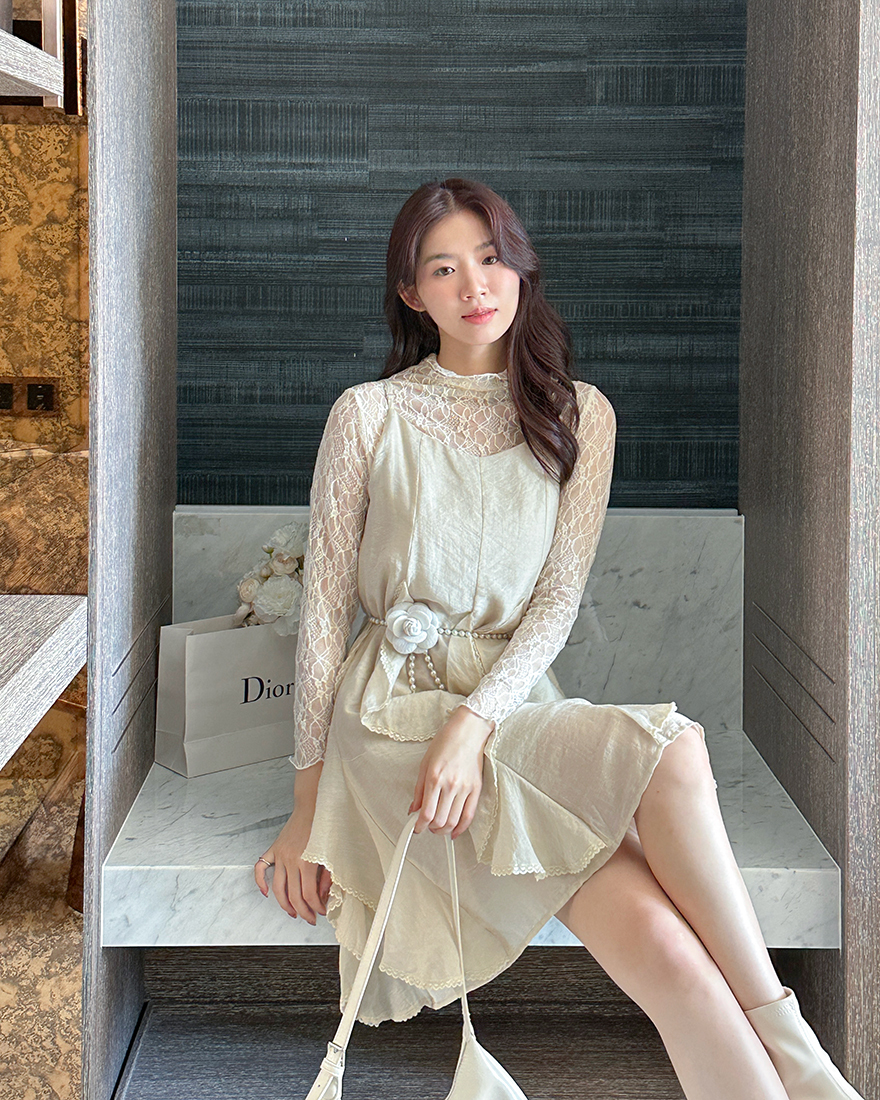 LINA LINA雙倍浪漫純色垂墜緹花荷葉滾邊洋裝-柔美杏