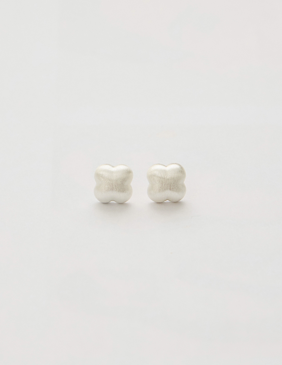 飽滿幸運草。針式耳環