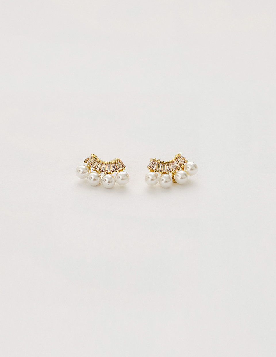 鋯石排列珍珠。針式耳環