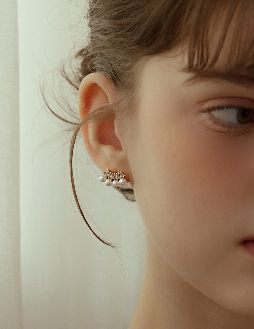 鋯石排列珍珠。針式耳環