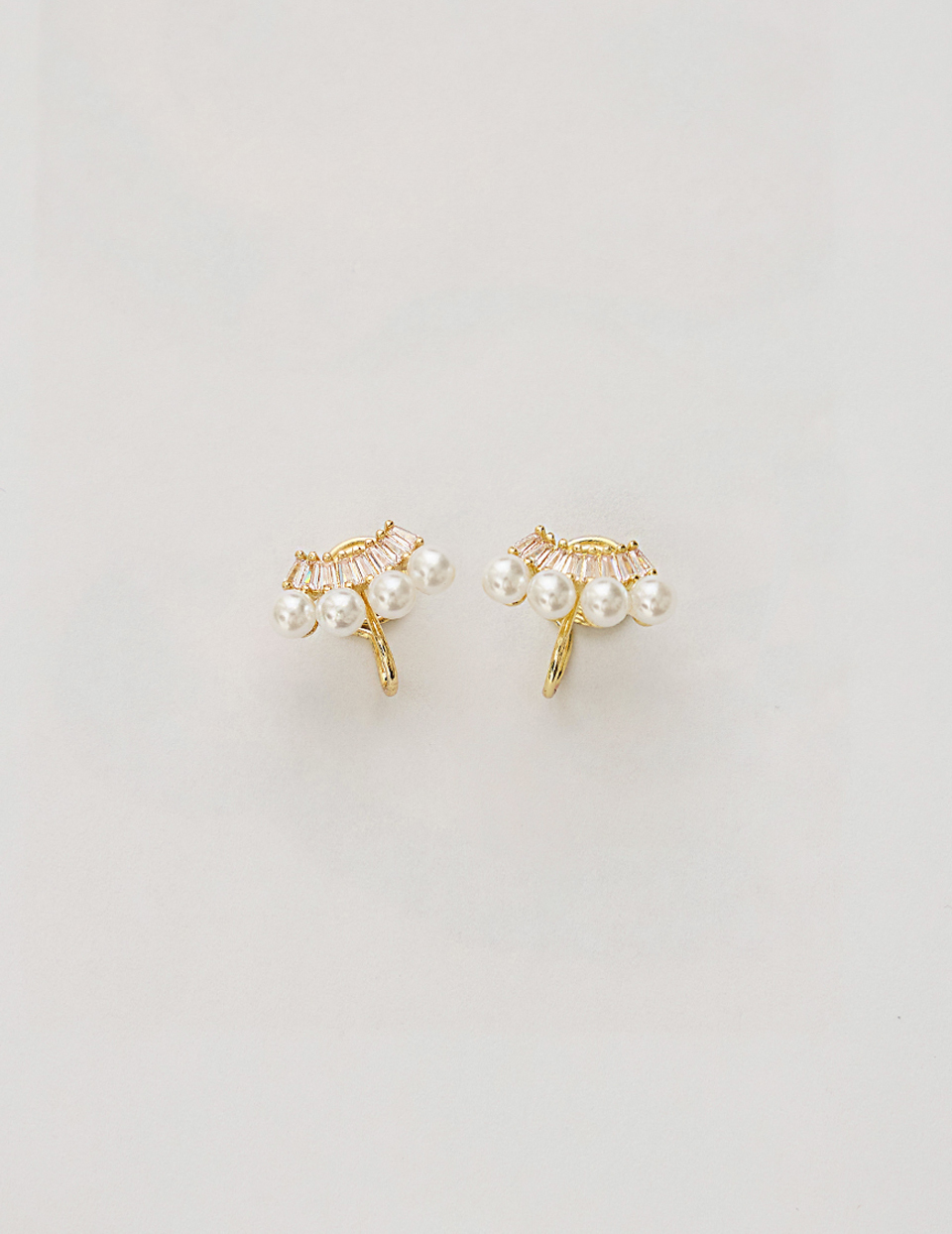 鋯石排列珍珠。夾式耳環