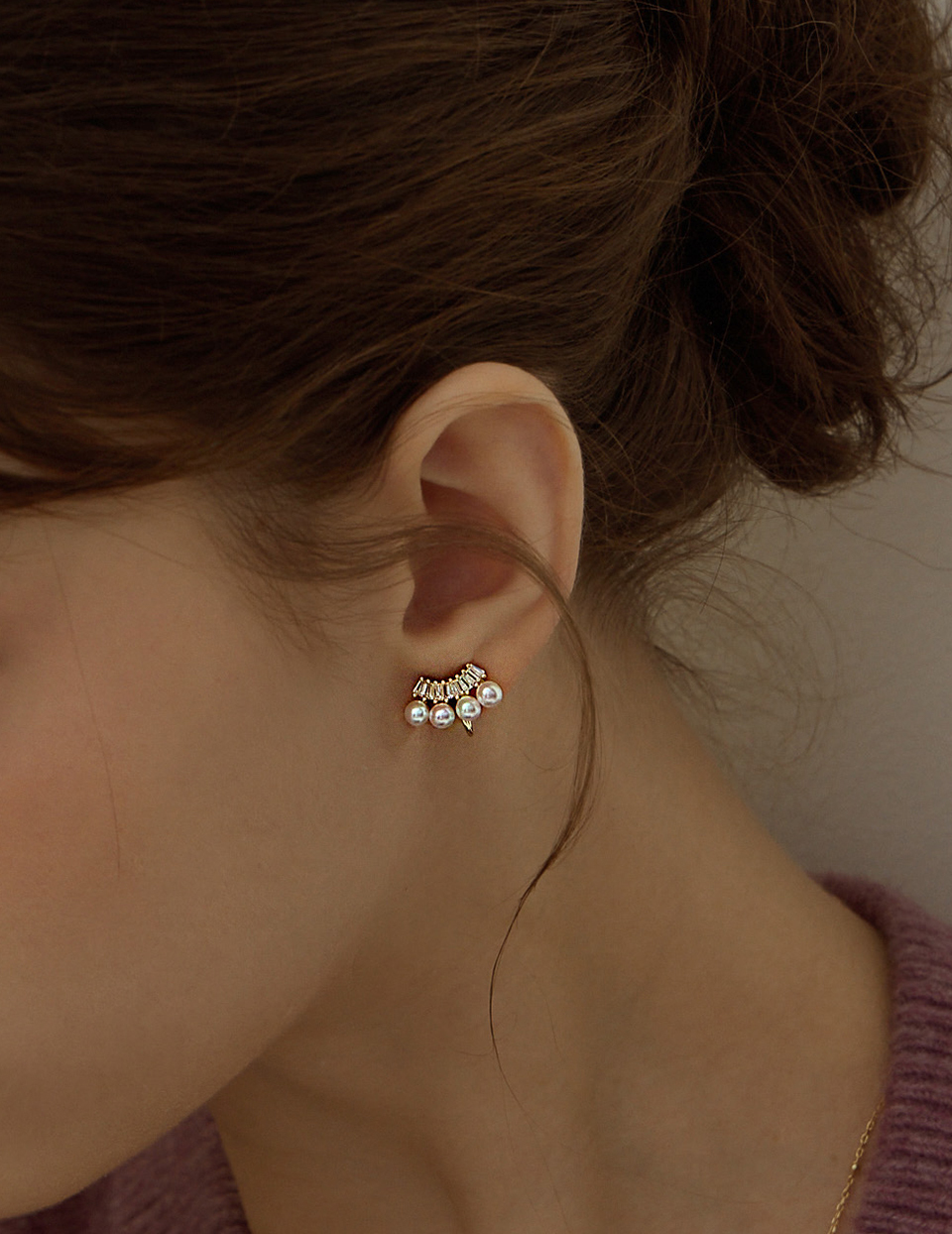 鋯石排列珍珠。夾式耳環