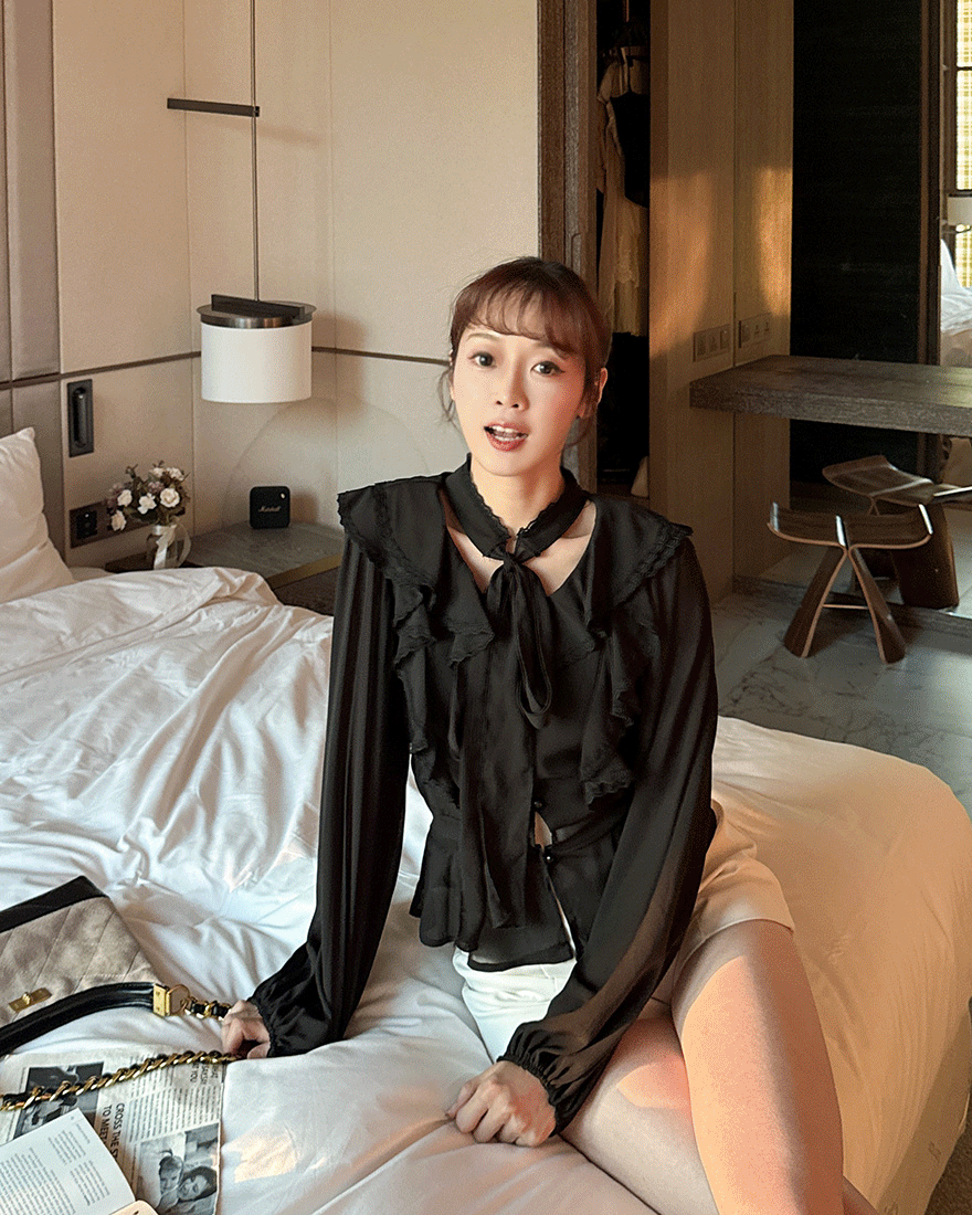 LINA LINA優雅摯愛層次蕾絲荷葉滾邊綁結上衣-貴氣黑