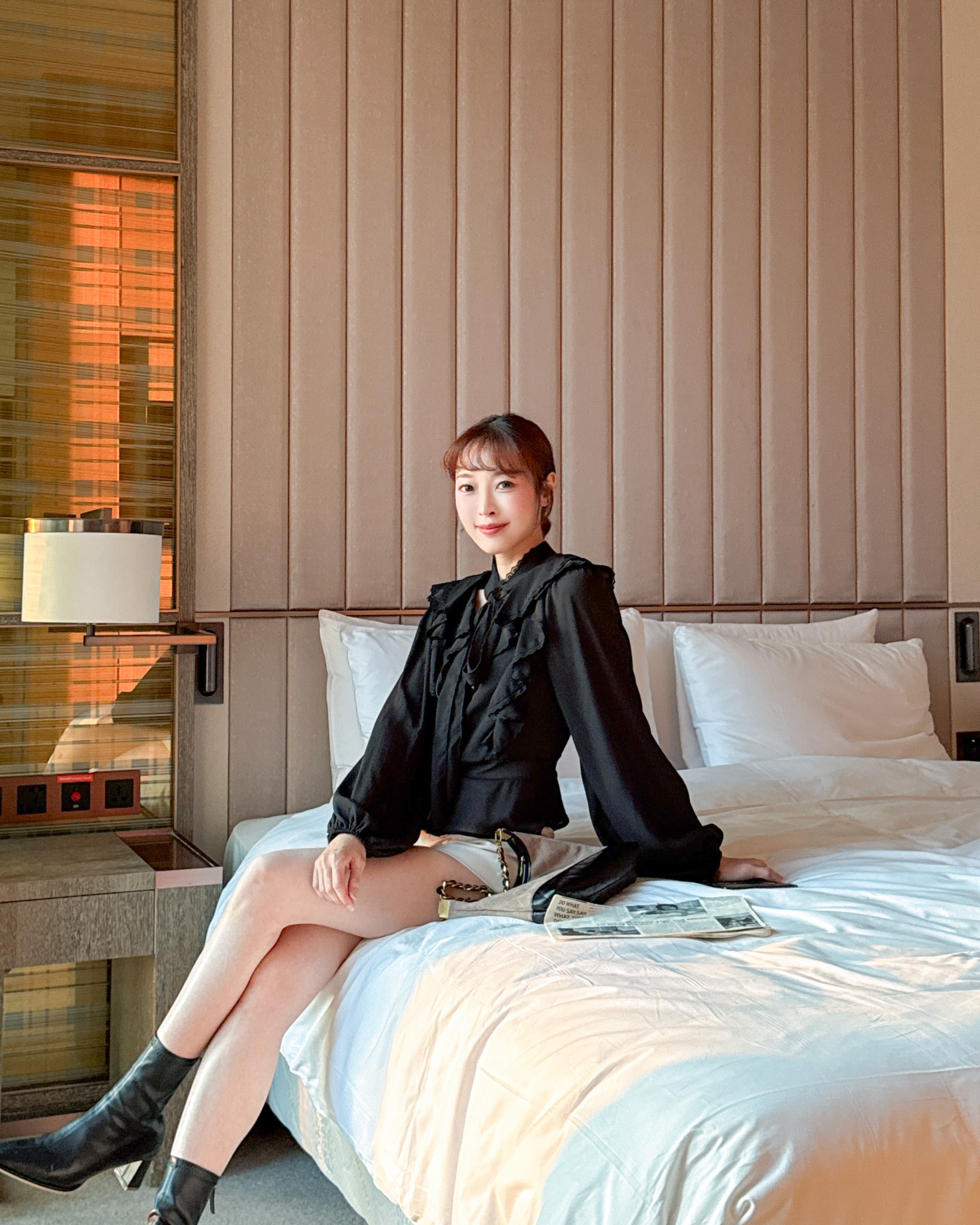 LINA LINA優雅摯愛層次蕾絲荷葉滾邊綁結上衣-貴氣黑