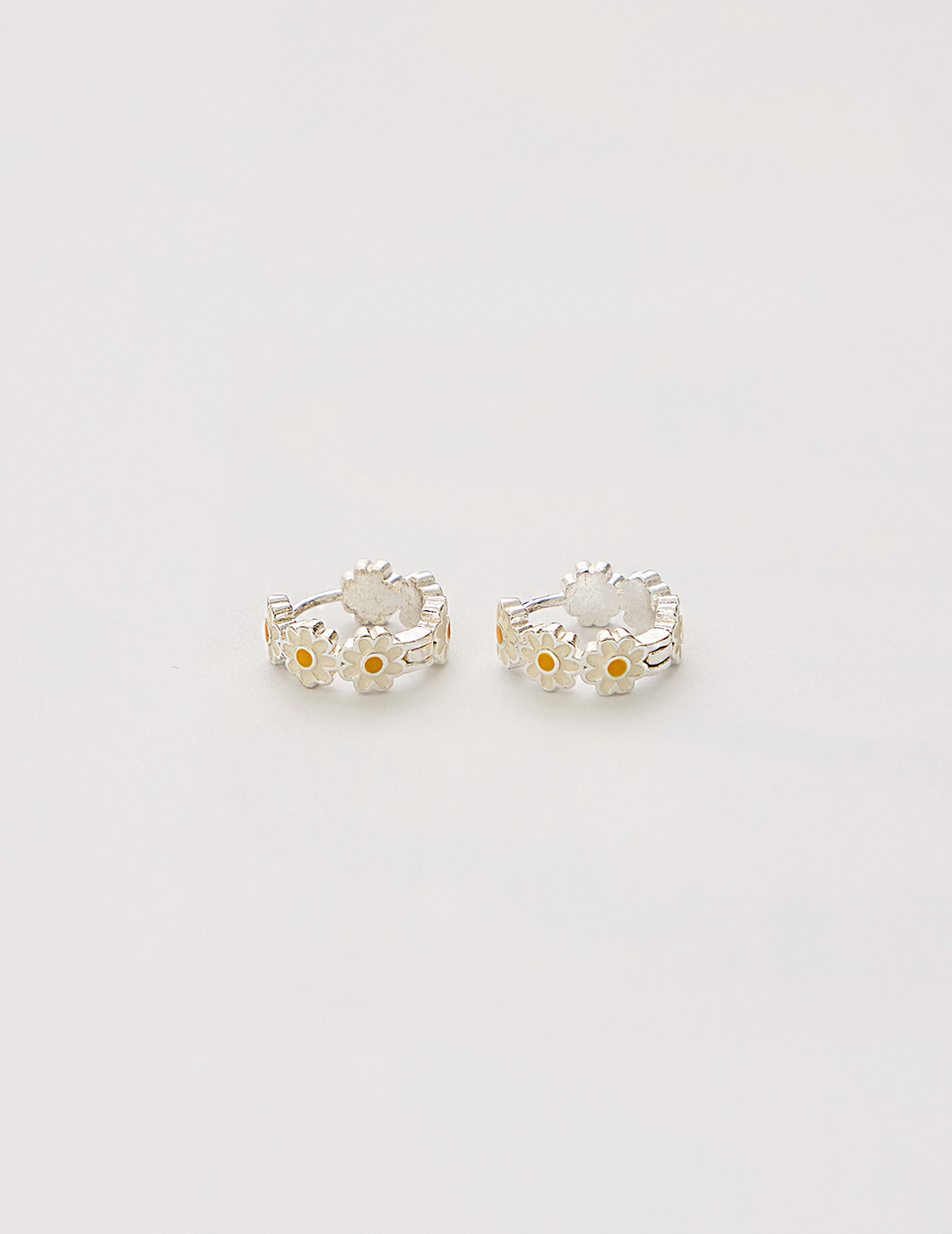 小雛菊環繞。針式耳環