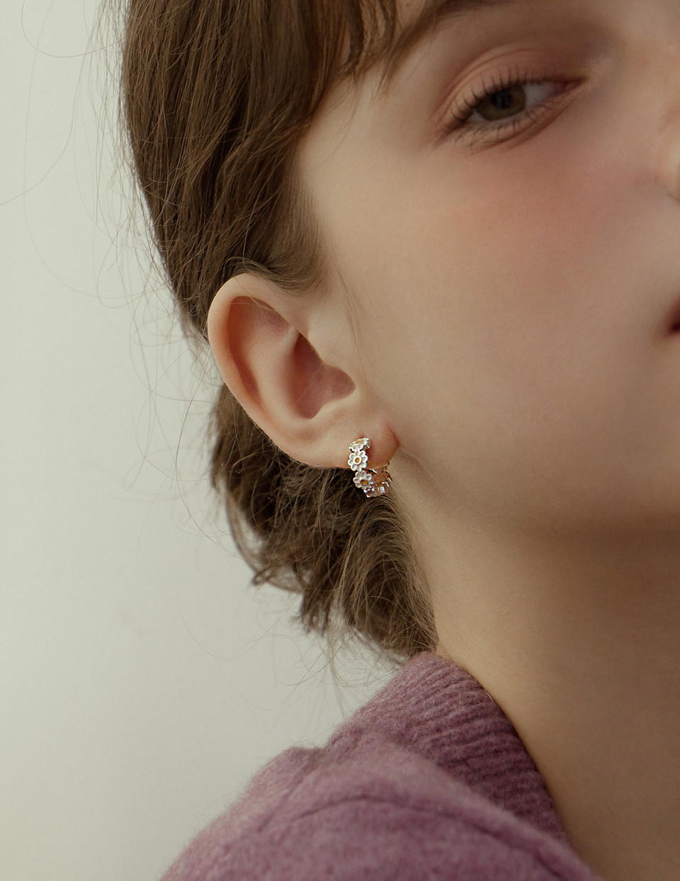 小雛菊環繞。針式耳環