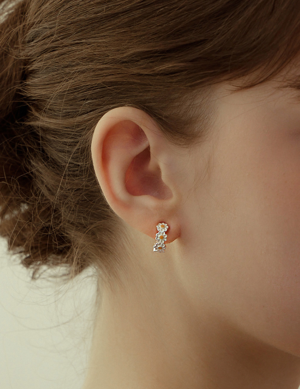 小雛菊環繞。夾式耳環