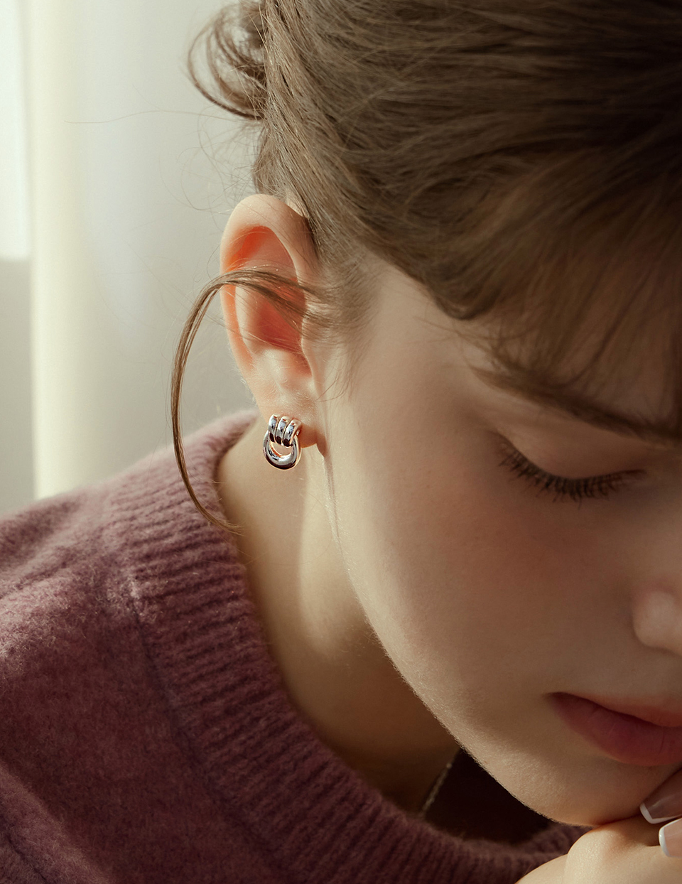 U型圈圈相扣。針式耳環