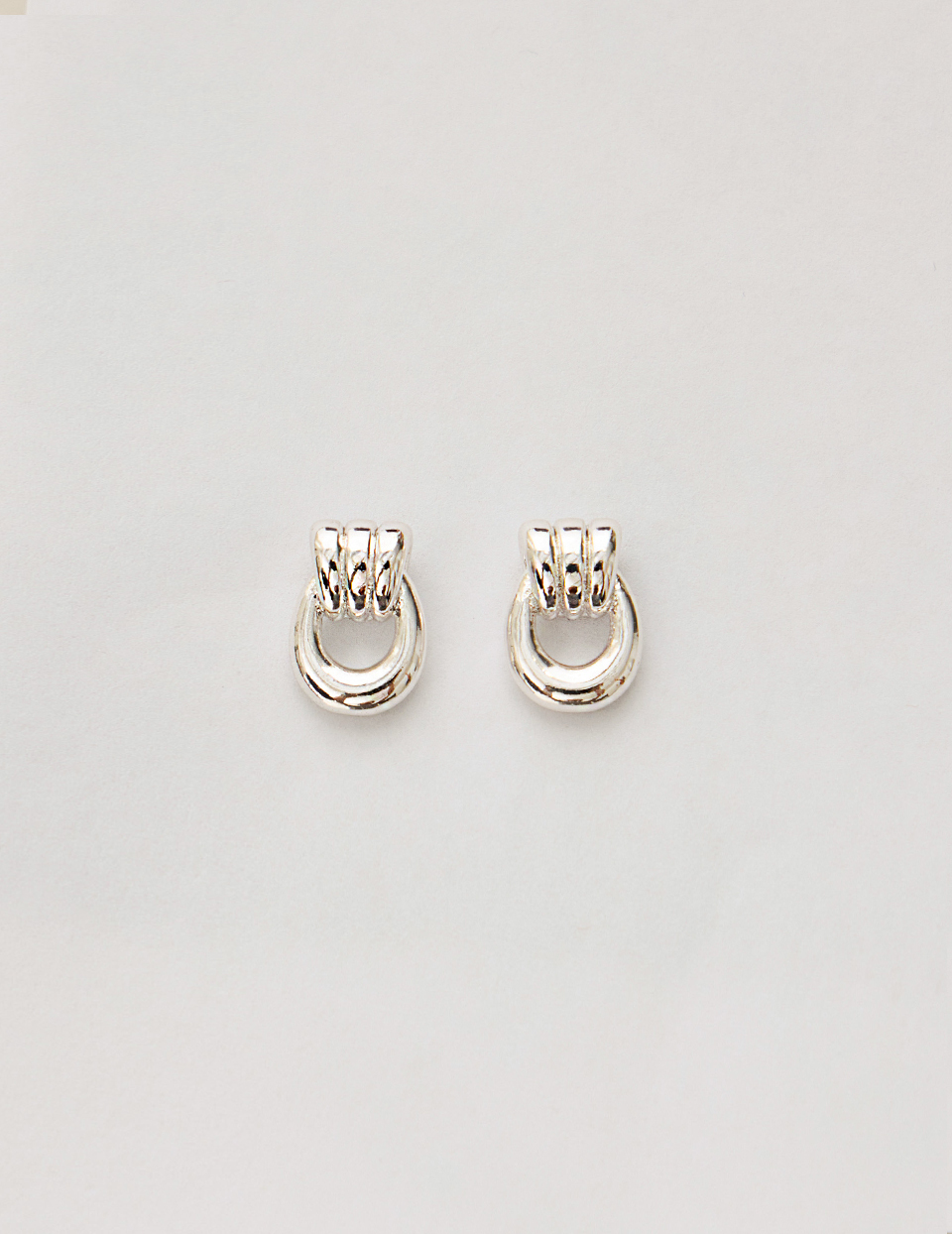 U型圈圈相扣。針式耳環