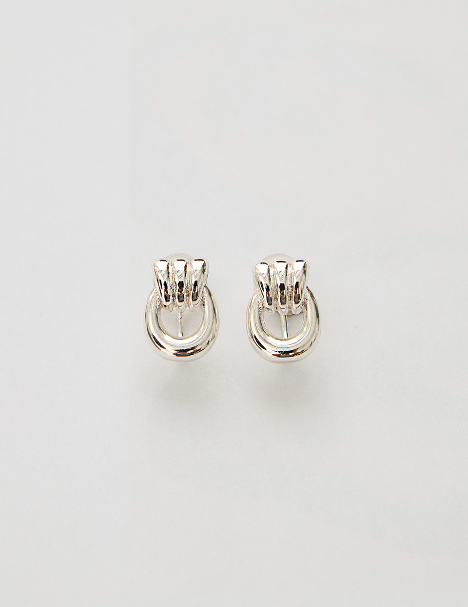 U型圈圈相扣。夾式耳環