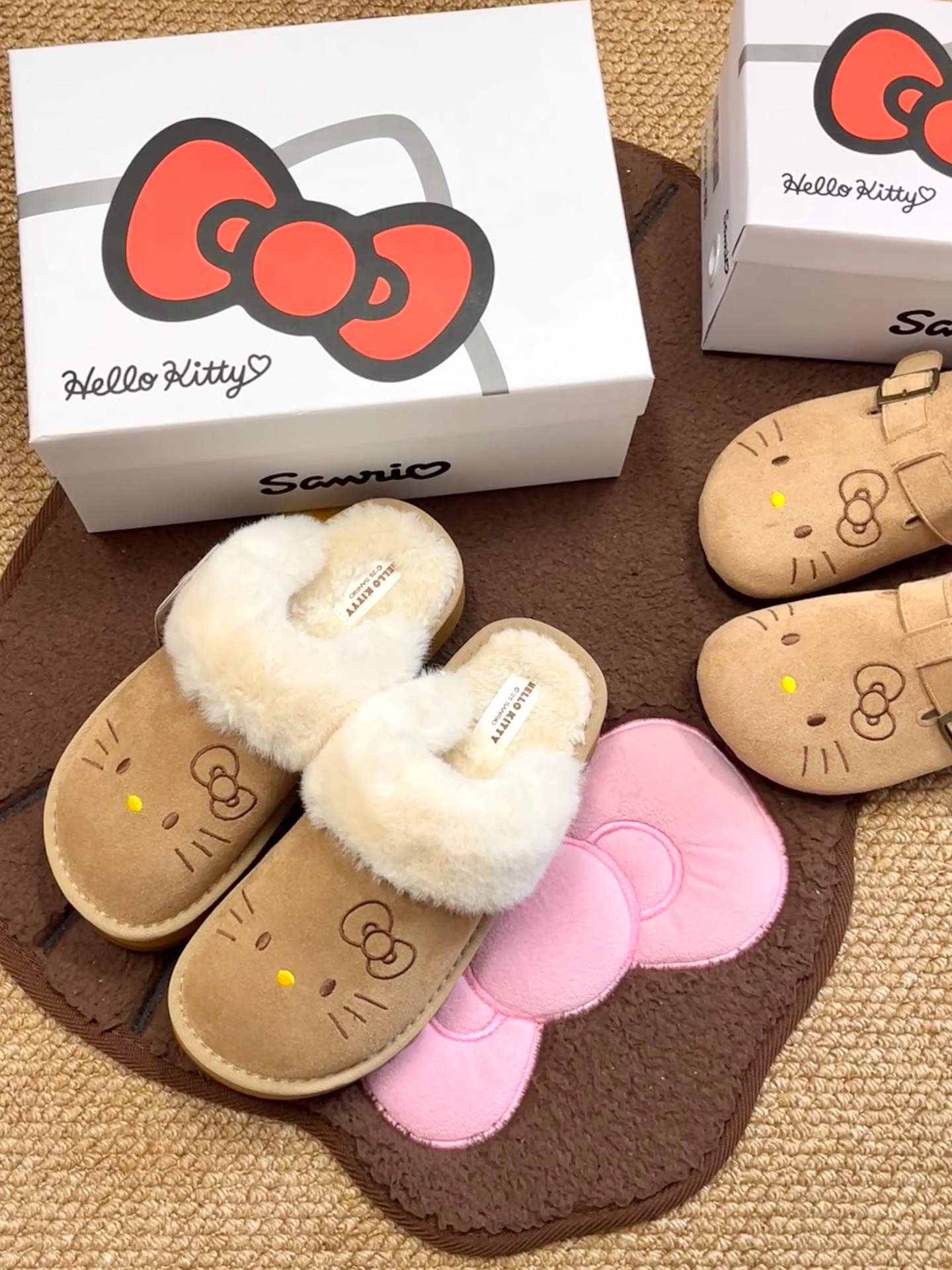 代購-<1000元左右交換禮物>Hello Kitty凱蒂貓 x Sanrio三麗鷗 黑皮 保暖防滑毛絨 厚底 包頭拖鞋
