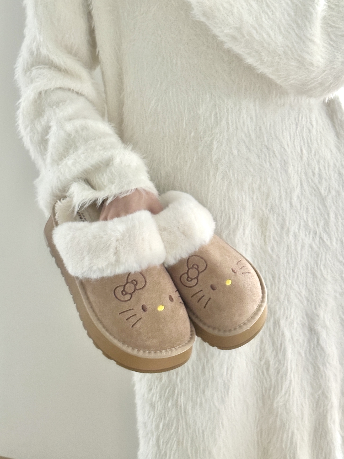 代購-<1000元左右交換禮物>Hello Kitty凱蒂貓 x Sanrio三麗鷗 黑皮 保暖防滑毛絨 厚底 包頭拖鞋