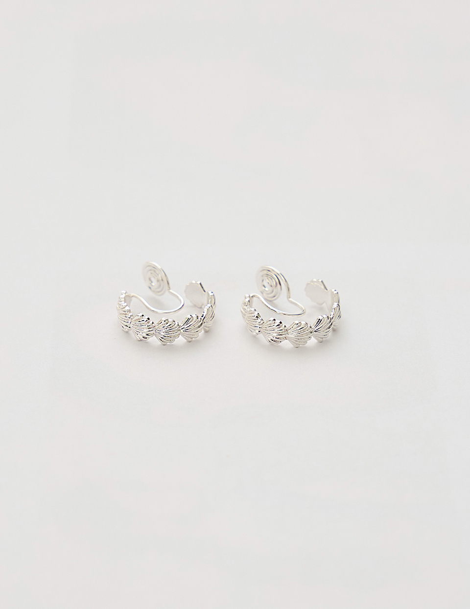 貝殼排列。夾式耳環