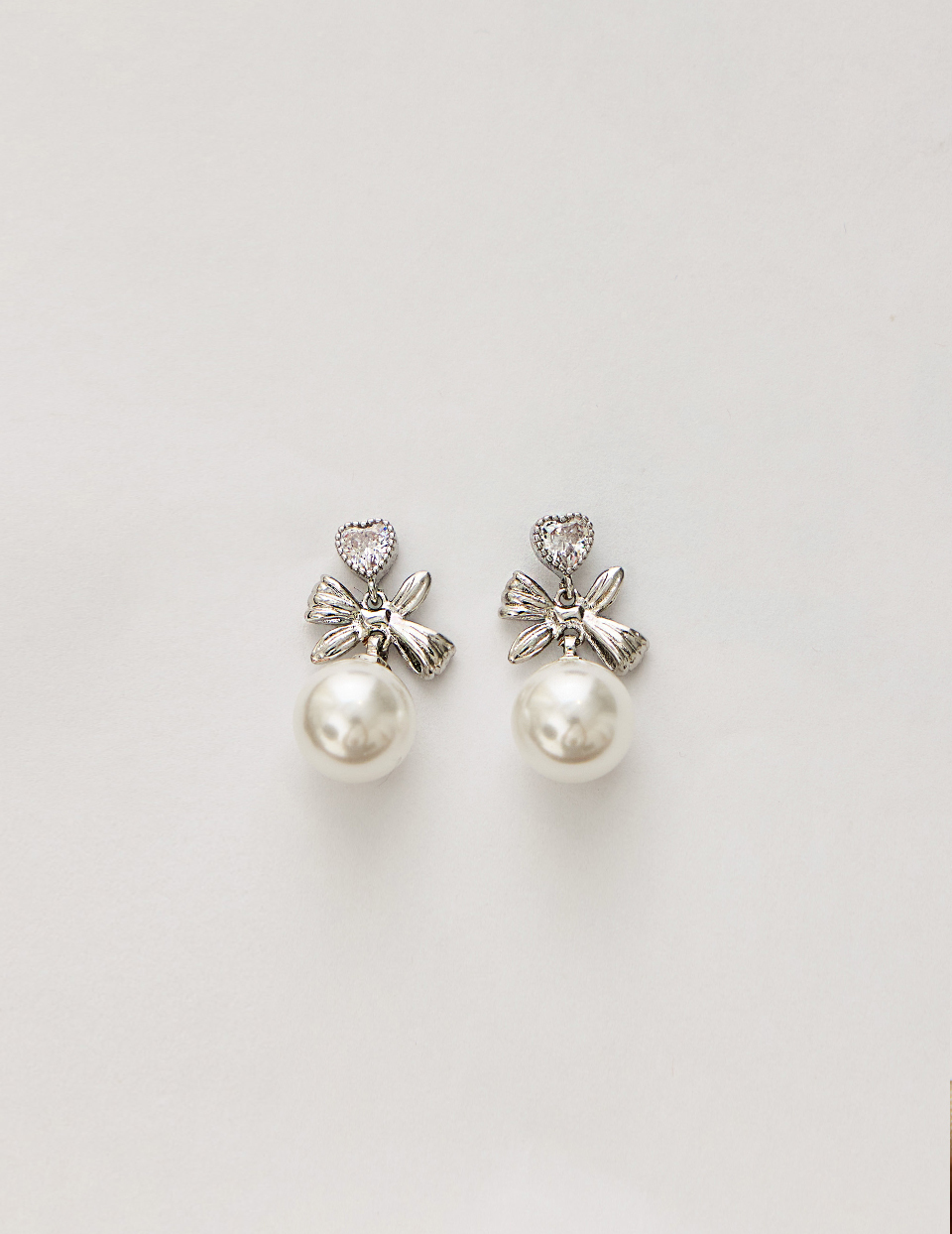 心鑽珍珠蝴蝶結。針式耳環