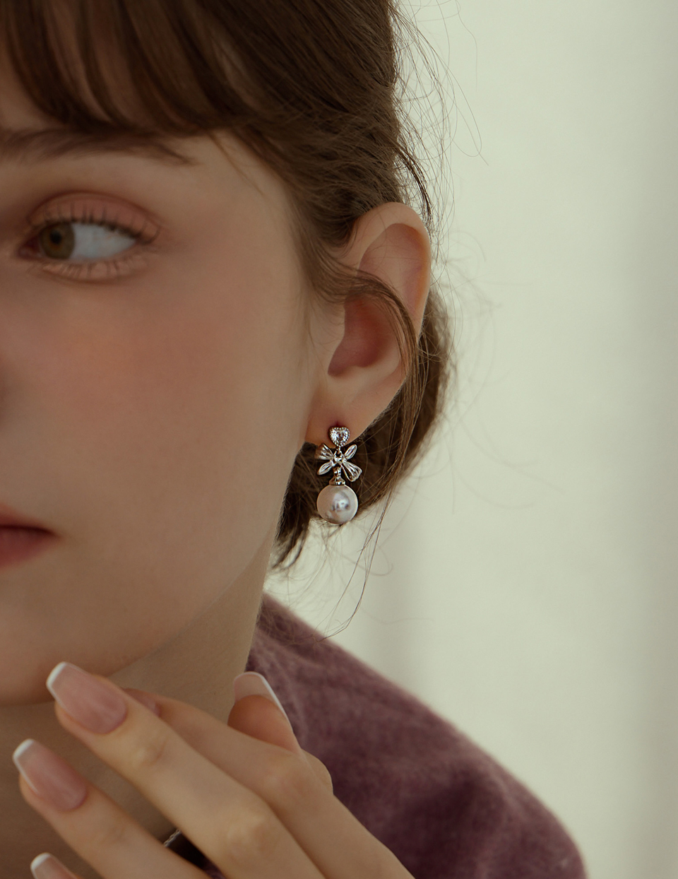 心鑽珍珠蝴蝶結。針式耳環