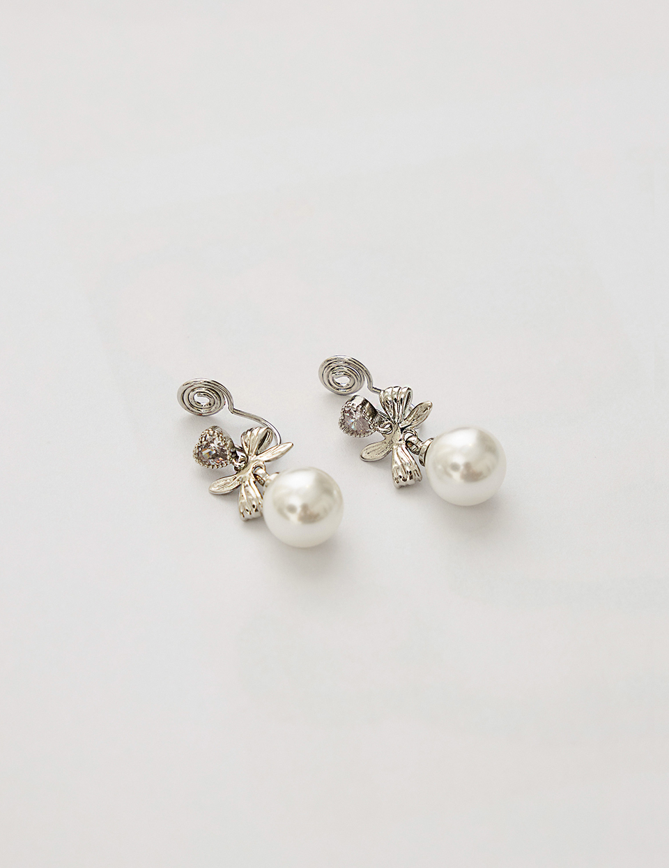 心鑽珍珠蝴蝶結。夾式耳環