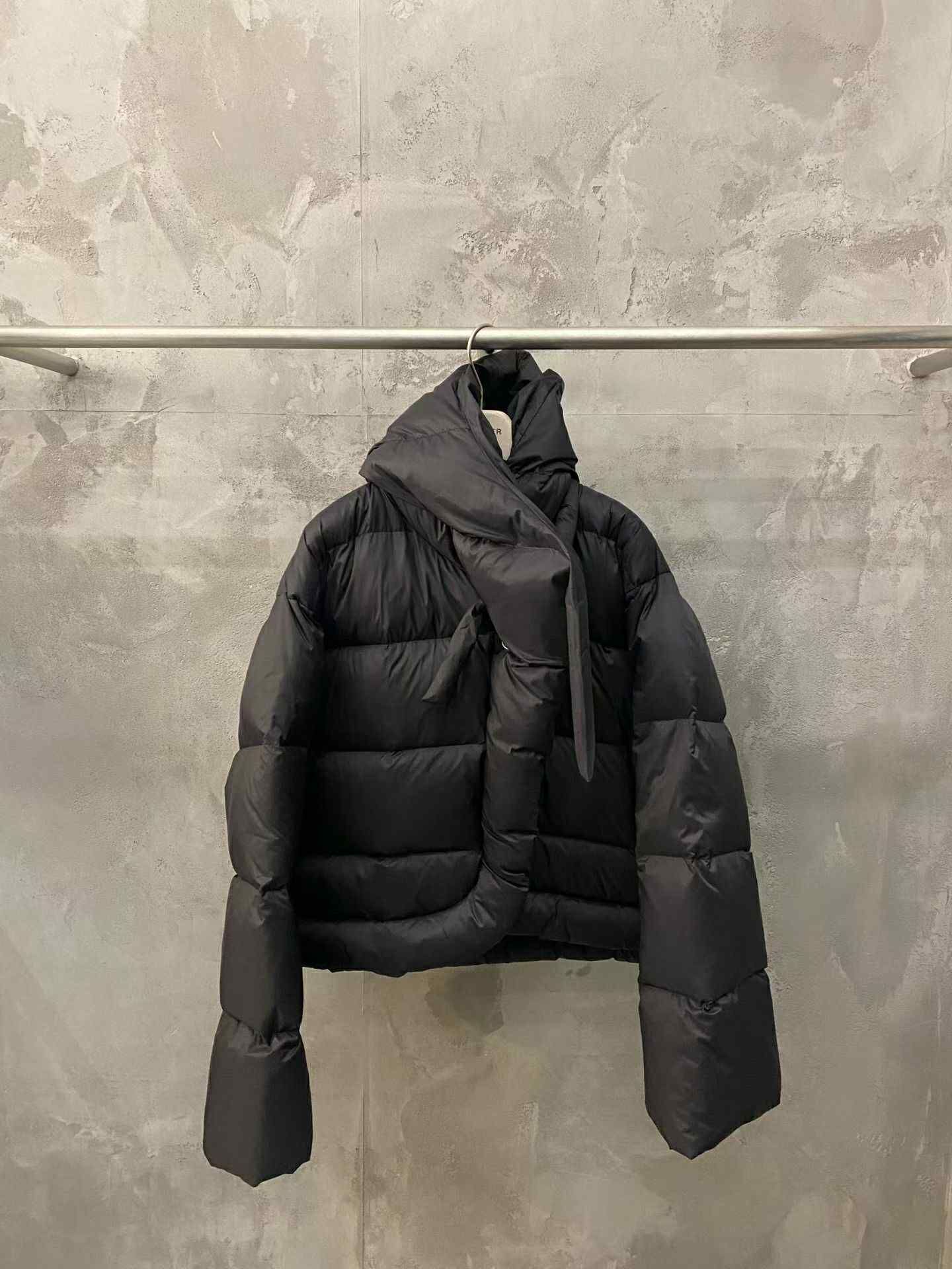 QC19 霧黑繭型100% 鴨絨外套