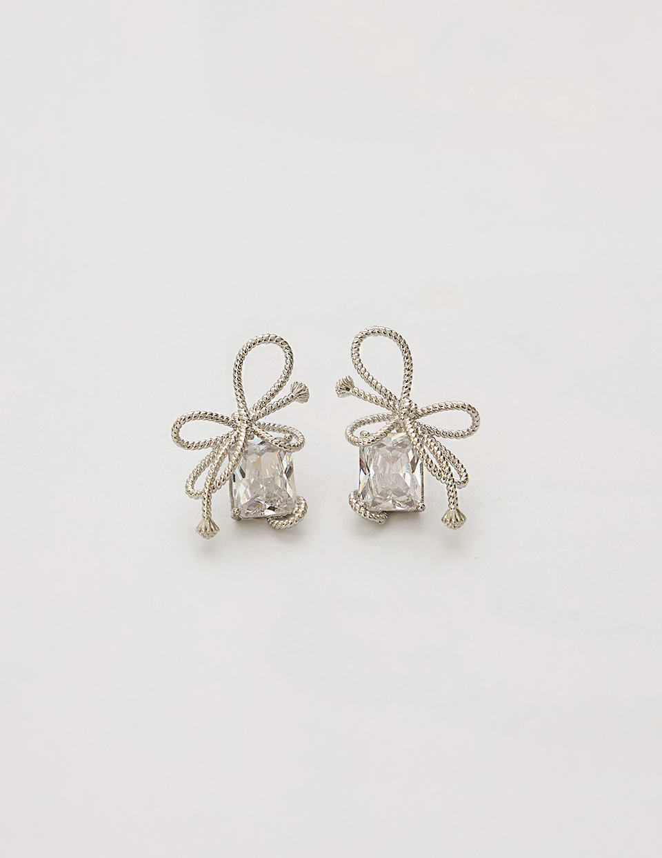 不規則閃耀繩結。針式耳環(銀)