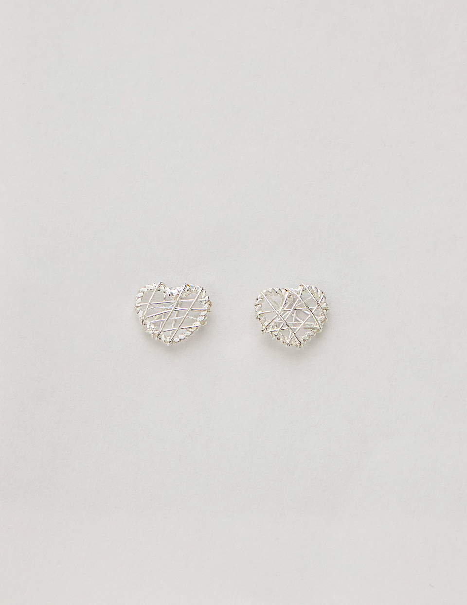 盤繞線條愛心。針式耳環