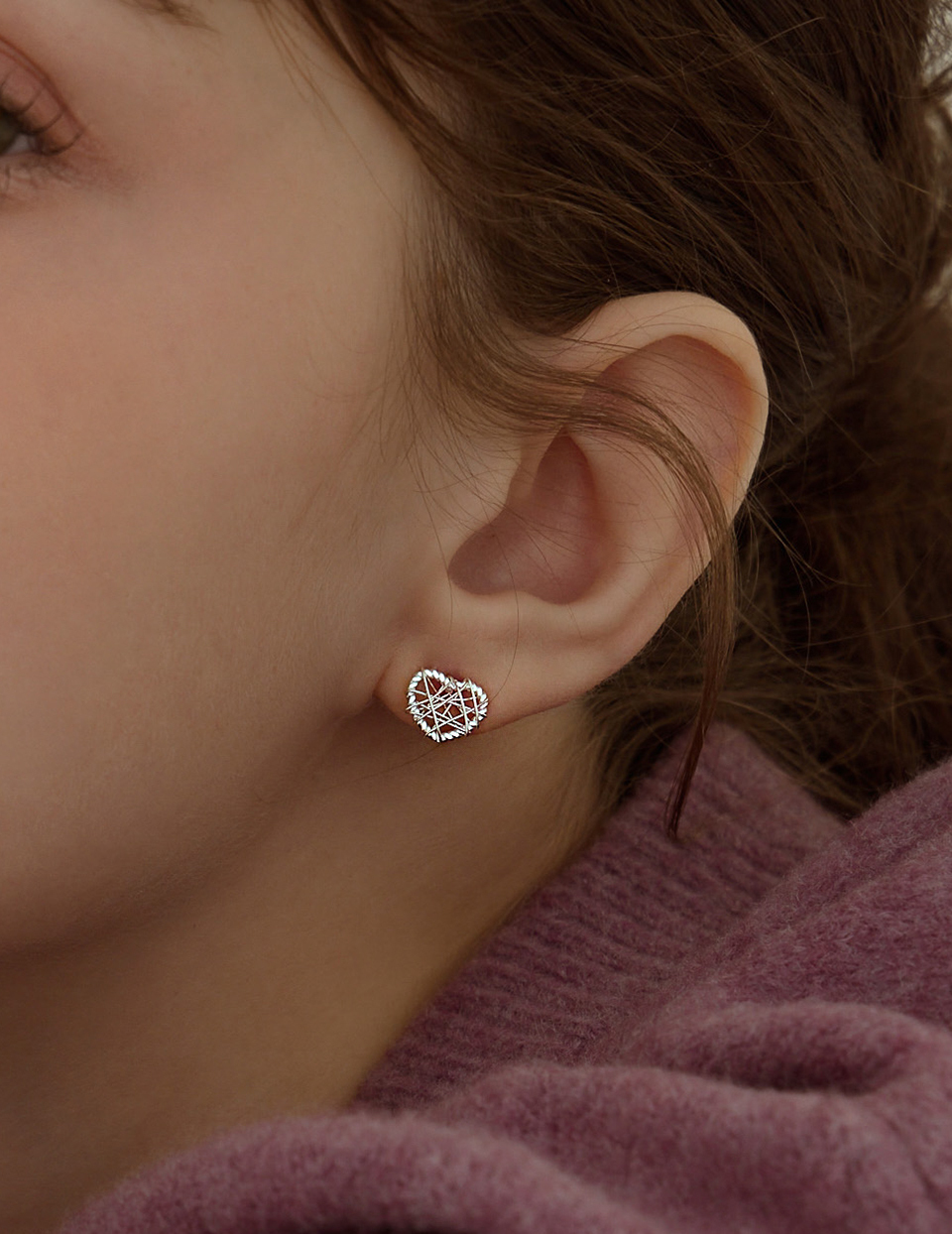 盤繞線條愛心。針式耳環