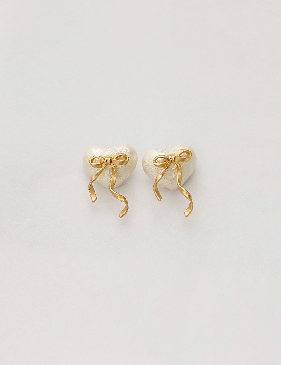 愛心飄帶。針式耳環(金)
