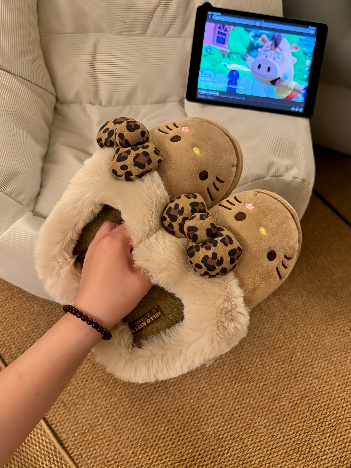 代購-<500元左右交換禮物>Hello Kitty凱蒂貓 x Sanrio三麗鷗 豹紋蝴蝶結 黑皮 保暖防滑毛絨 厚底 包頭拖鞋