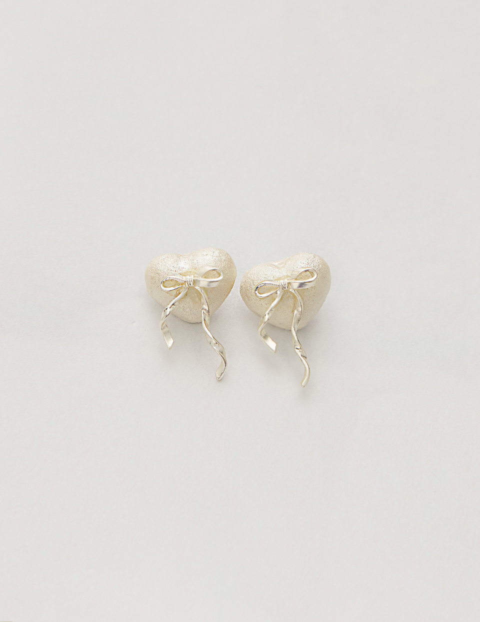 愛心飄帶。針式耳環(銀)