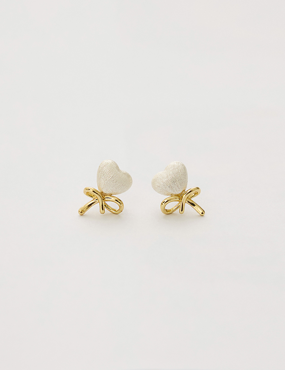 不對稱繩結愛心。針式耳環(金)