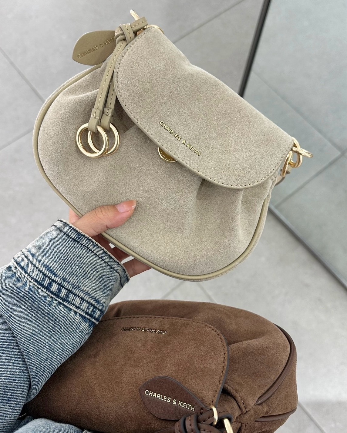 <斷貨王>Charles ＆ Keith 小CK 翻蓋式 復古 麂皮絨面 腋下包 皮革款 3色