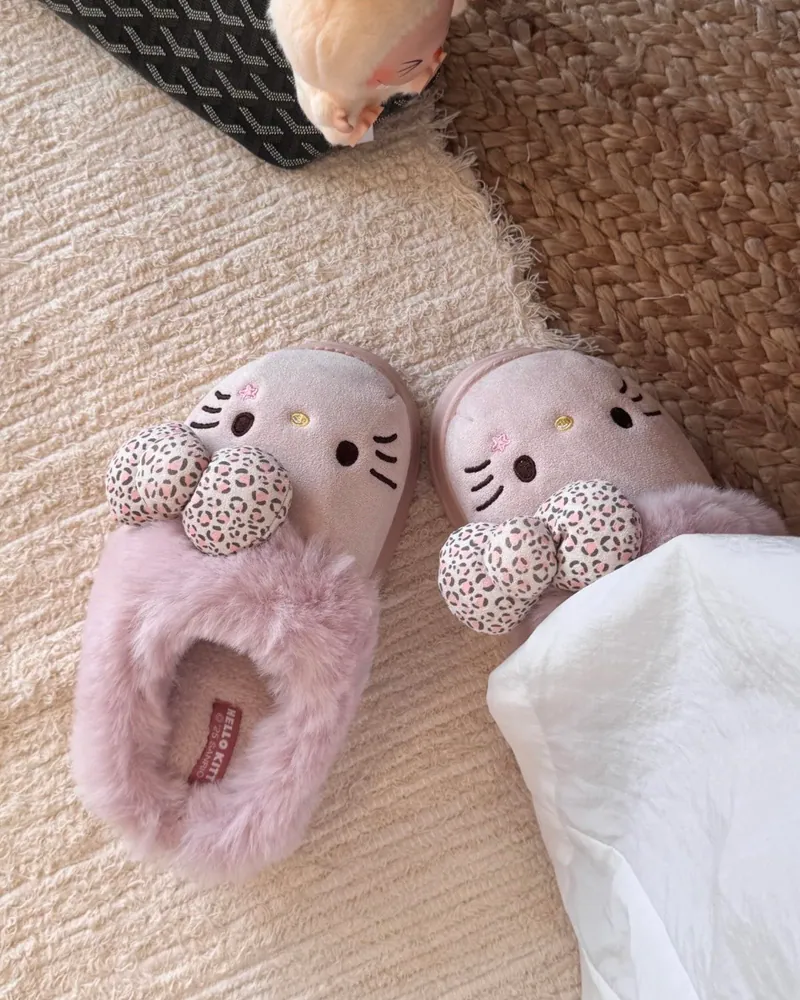 代購-<500元左右交換禮物>Hello Kitty凱蒂貓 x Sanrio三麗鷗 豹紋蝴蝶結 黑皮 保暖防滑毛絨 厚底 包頭拖鞋