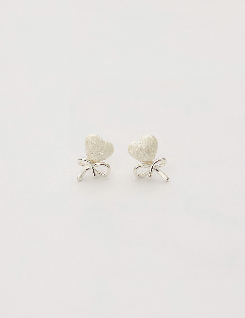 不對稱繩結愛心。針式耳環(銀)