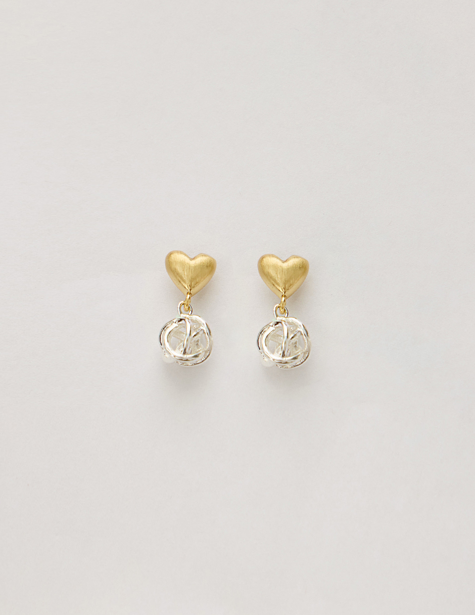 愛心編織球。針式耳環(金)